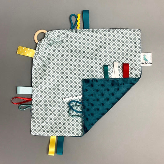 Doudou Calyn  pour les enfants   Fait en coton et avec du polars flanelle (notre tissu à doudou super doux), avec différents rubans.   Chaque doudou est fait au Québec et est unique.   Doudou : 12'' x 12''