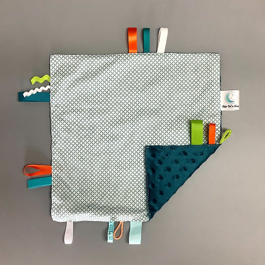 Doudou Calyn  pour les enfants   Fait en coton et avec du polars flanelle (notre tissu à doudou super doux), avec différents rubans.   Chaque doudou est fait au Québec et est unique.   Doudou : 12'' x 12''