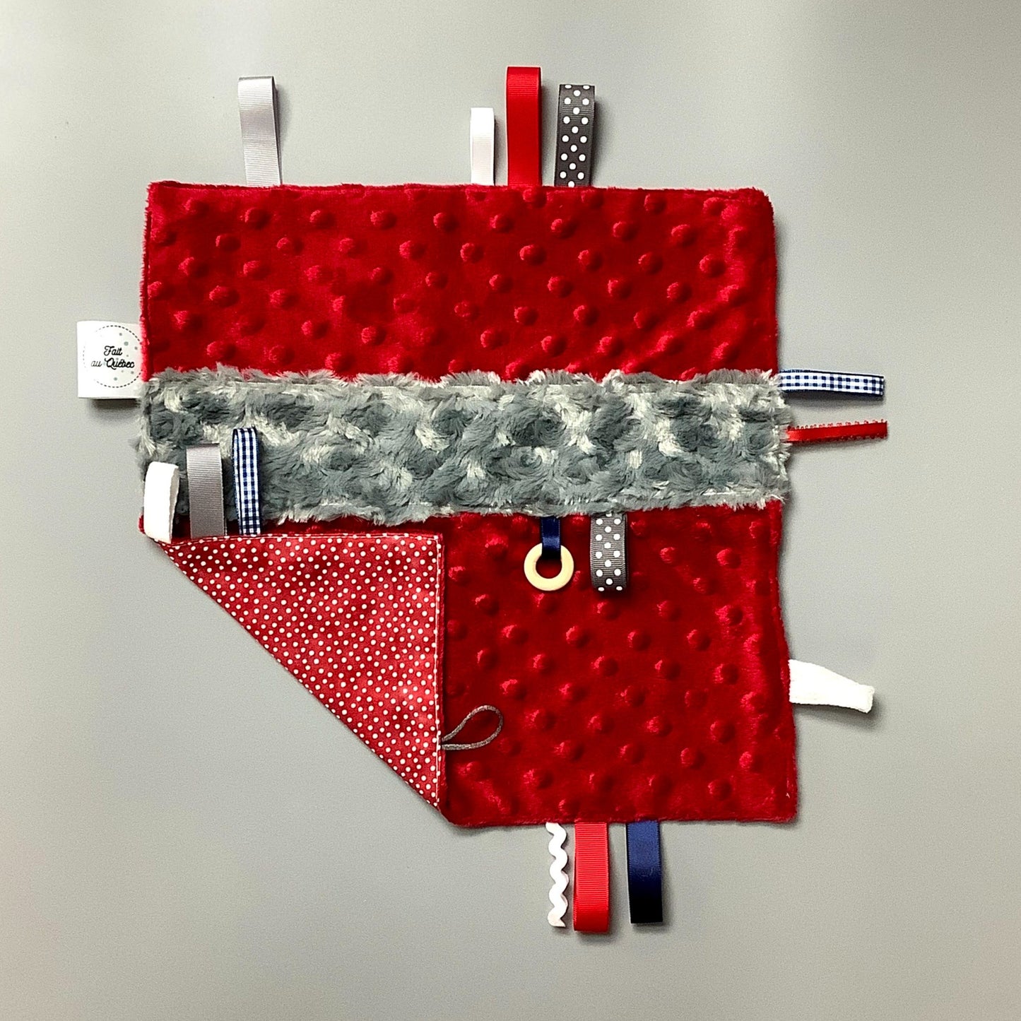 Doudou Calyn  pour les enfants   Fait en coton et avec du polars flanelle (notre tissu à doudou super doux), avec différents rubans.   Chaque doudou est fait au Québec et est unique.   Doudou : 12'' x 12''