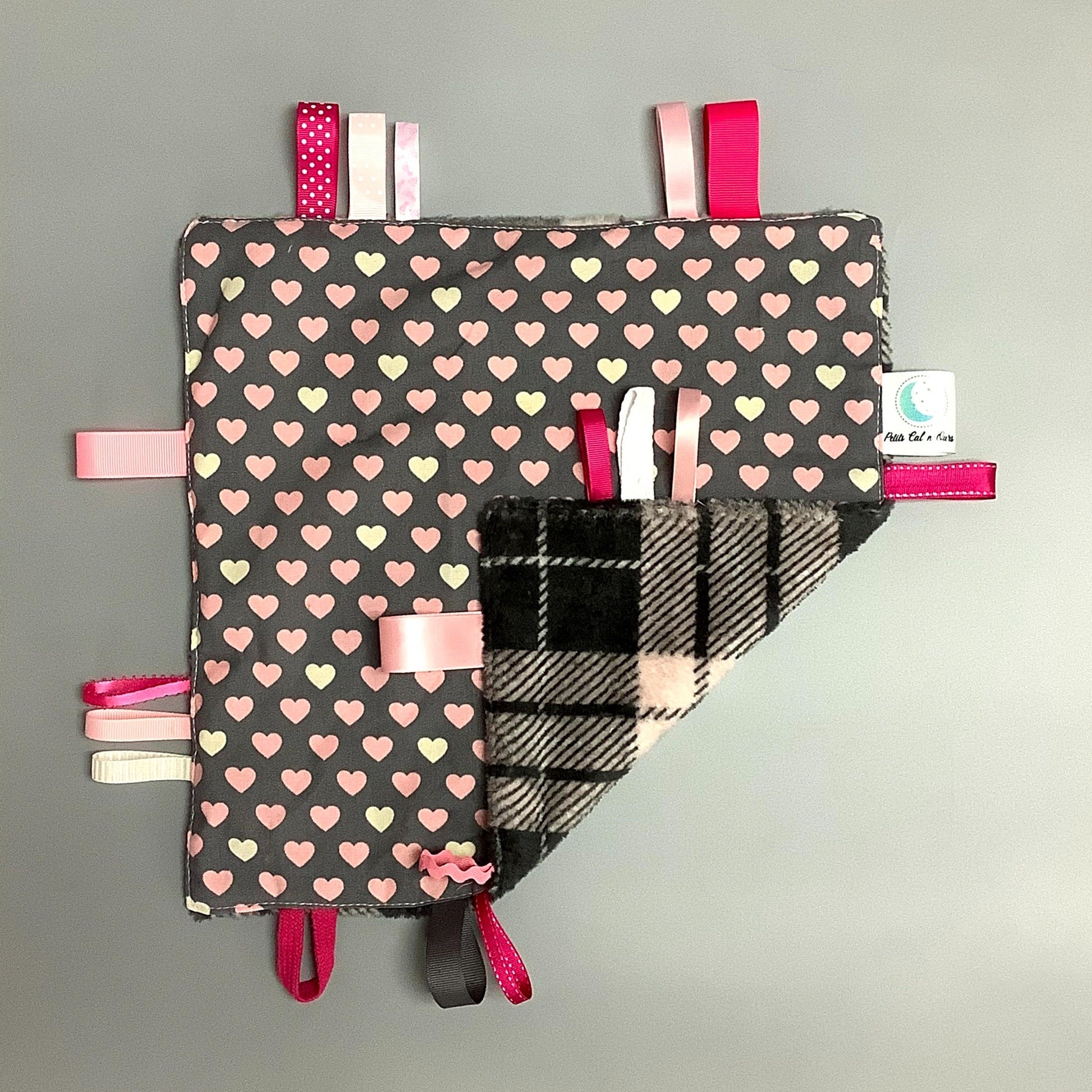 Doudou Calyn  pour les enfants   Fait en coton et avec du polars flanelle (notre tissu à doudou super doux), avec différents rubans.   Chaque doudou est fait au Québec et est unique.   Doudou : 12'' x 12''