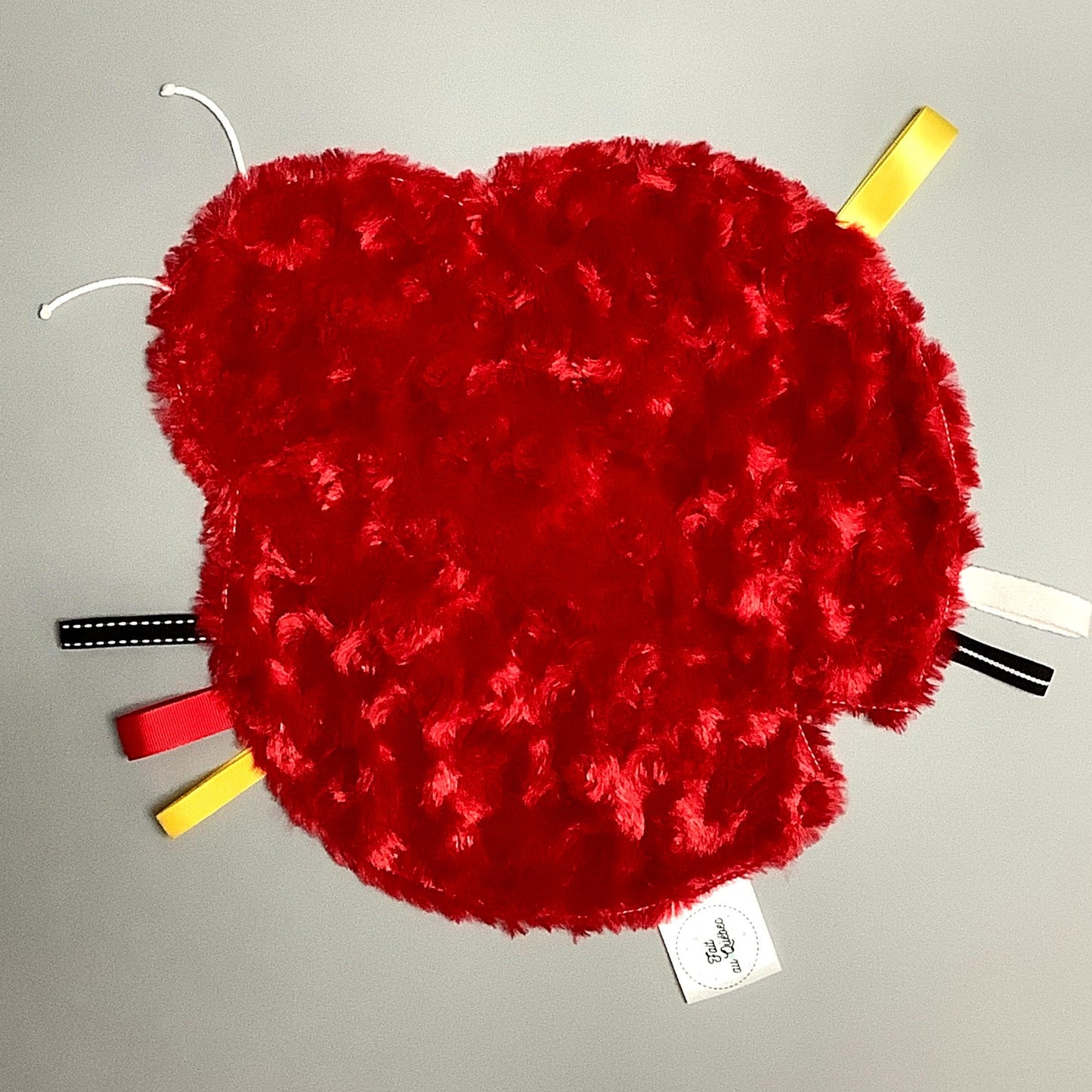 Doudou Calyn pour les enfants Fait en coton et avec du polars flanelle (notre tissu à doudou super doux), avec différents rubans. Chaque doudou est fait au Québec et est unique.