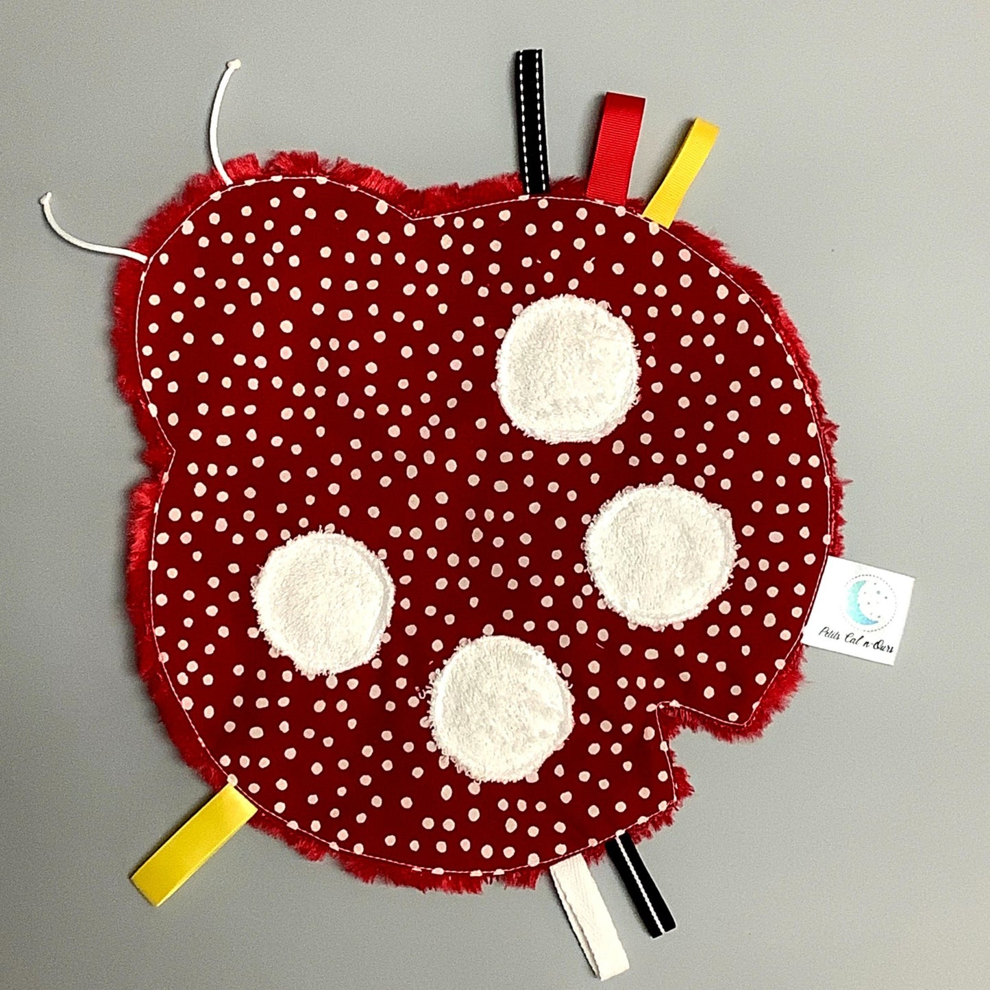 Doudou Calyn pour les enfants Fait en coton et avec du polars flanelle (notre tissu à doudou super doux), avec différents rubans. Chaque doudou est fait au Québec et est unique.
