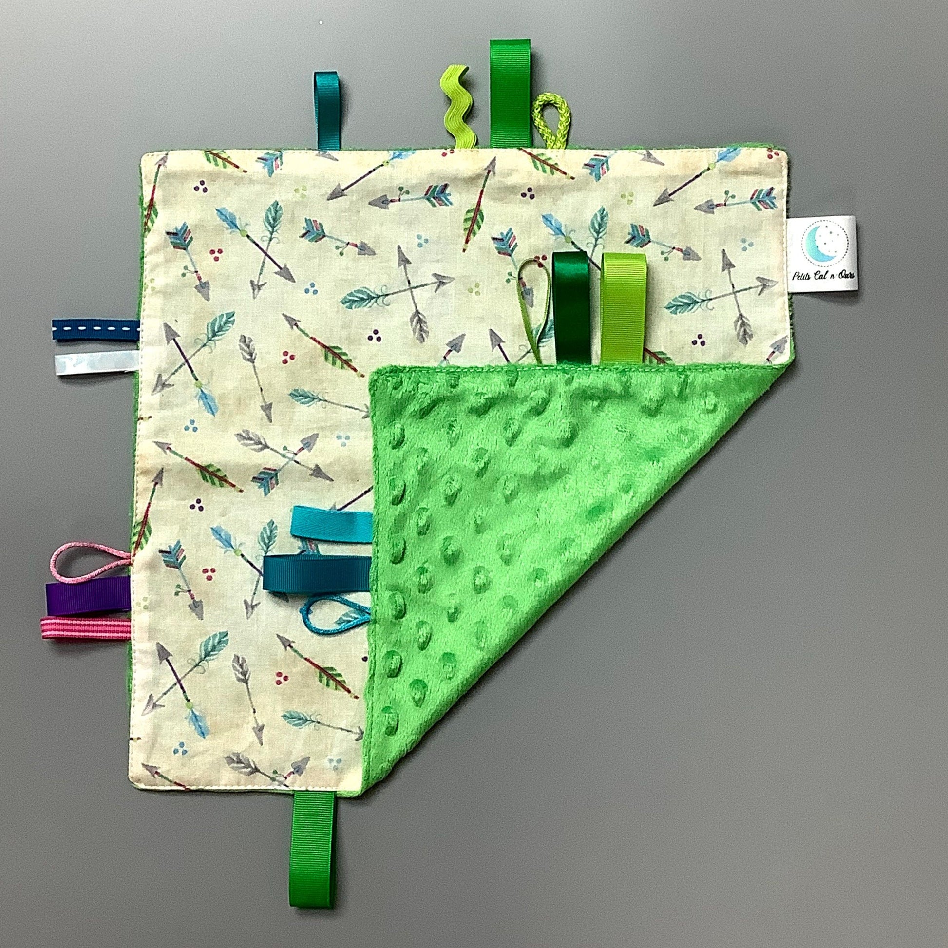 Doudou Calyn  pour les enfants   Fait en coton et avec du polars flanelle (notre tissu à doudou super doux), avec différents rubans.   Chaque doudou est fait au Québec et est unique.   Doudou : 12'' x 12''