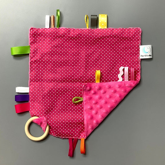 Doudou Calyn  pour les enfants   Fait en coton et avec du polars flanelle (notre tissu à doudou super doux), avec différents rubans.   Chaque doudou est fait au Québec et est unique.   Doudou : 12'' x 12''