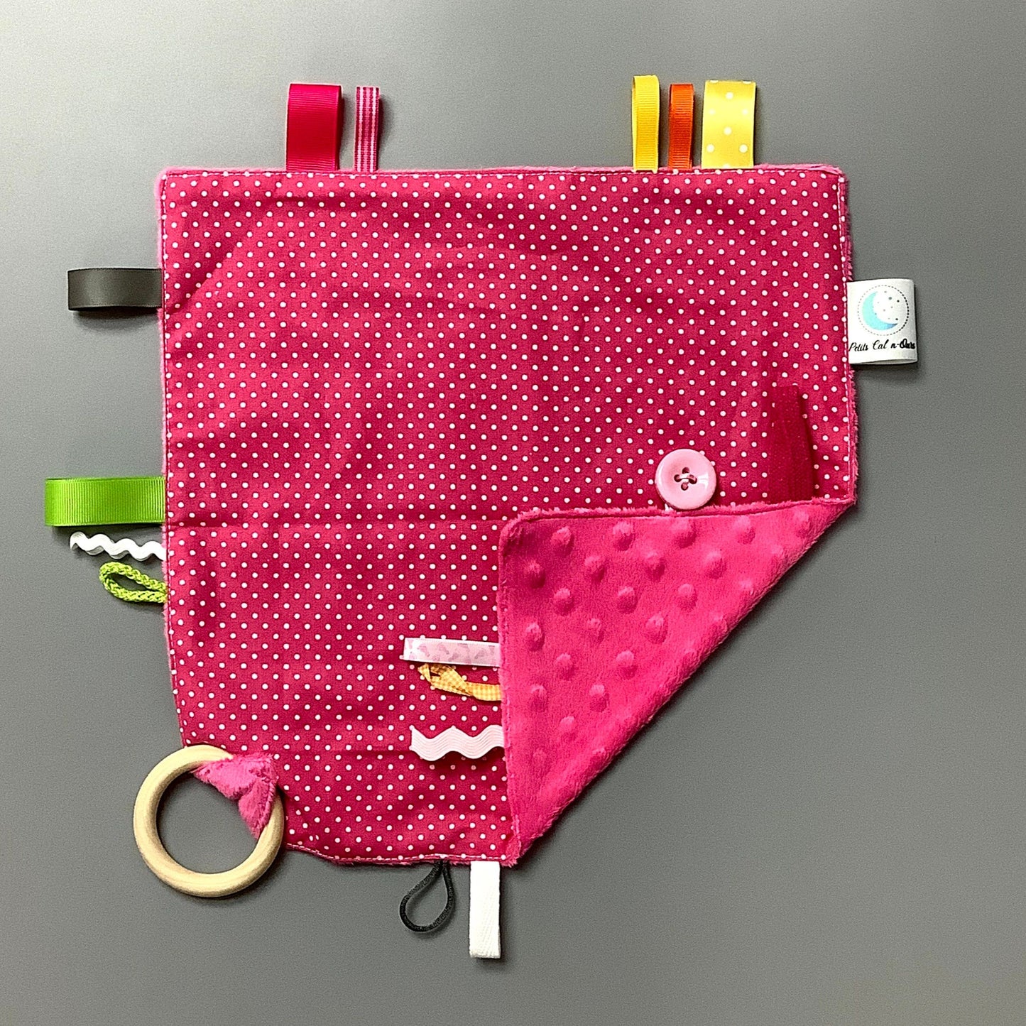Doudou Calyn  pour les enfants   Fait en coton et avec du polars flanelle (notre tissu à doudou super doux), avec différents rubans.   Chaque doudou est fait au Québec et est unique.   Doudou : 12'' x 12''