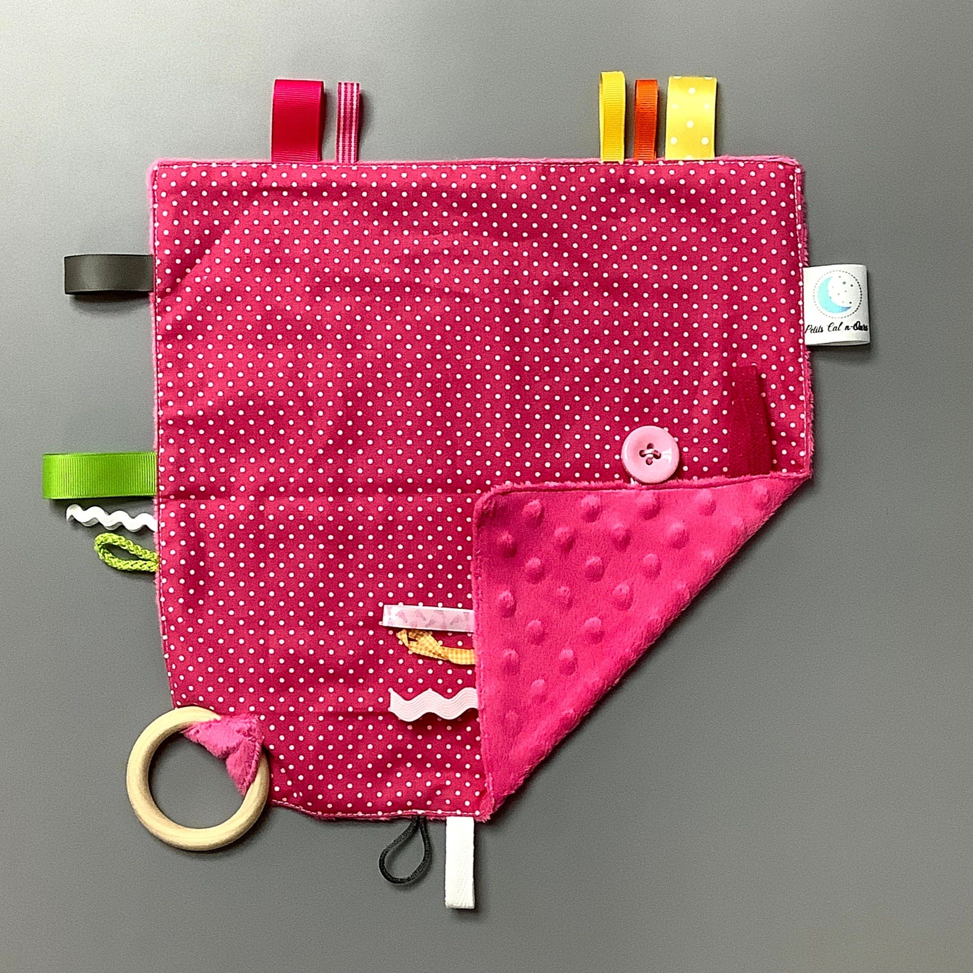 Doudou Calyn  pour les enfants   Fait en coton et avec du polars flanelle (notre tissu à doudou super doux), avec différents rubans.   Chaque doudou est fait au Québec et est unique.   Doudou : 12'' x 12''
