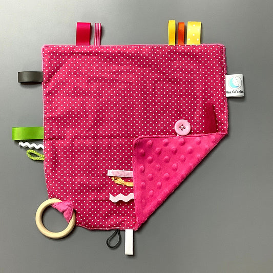 Doudou Calyn  pour les enfants   Fait en coton et avec du polars flanelle (notre tissu à doudou super doux), avec différents rubans.   Chaque doudou est fait au Québec et est unique.   Doudou : 12'' x 12''