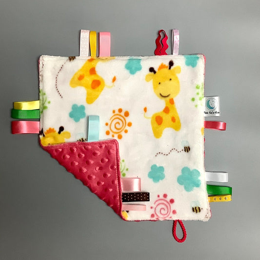 Doudou Calyn  pour les enfants   Fait en coton et avec du polars flanelle (notre tissu à doudou super doux), avec différents rubans.   Chaque doudou est fait au Québec et est unique.   Doudou : 12'' x 12''