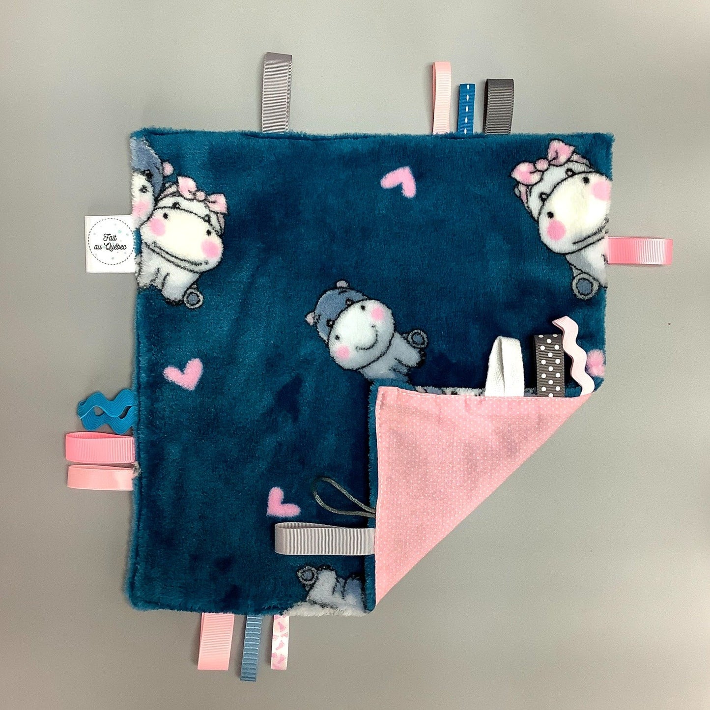 Doudou Calyn pour les enfants Fait en coton et avec du polars flanelle (notre tissu à doudou super doux), avec différents rubans. Chaque doudou est fait au Québec et est unique. Doudou : 12'' x 12''