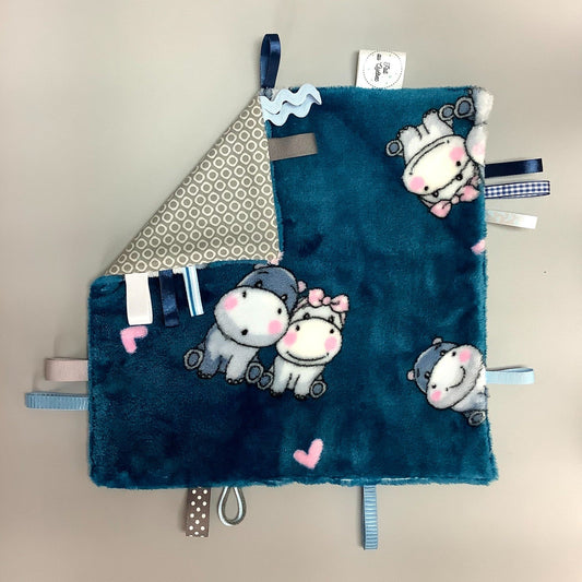 Doudou Calyn  pour les enfants   Fait en coton et avec du polars flanelle (notre tissu à doudou super doux), avec différents rubans.   Chaque doudou est fait au Québec et est unique.   Doudou : 12'' x 12''