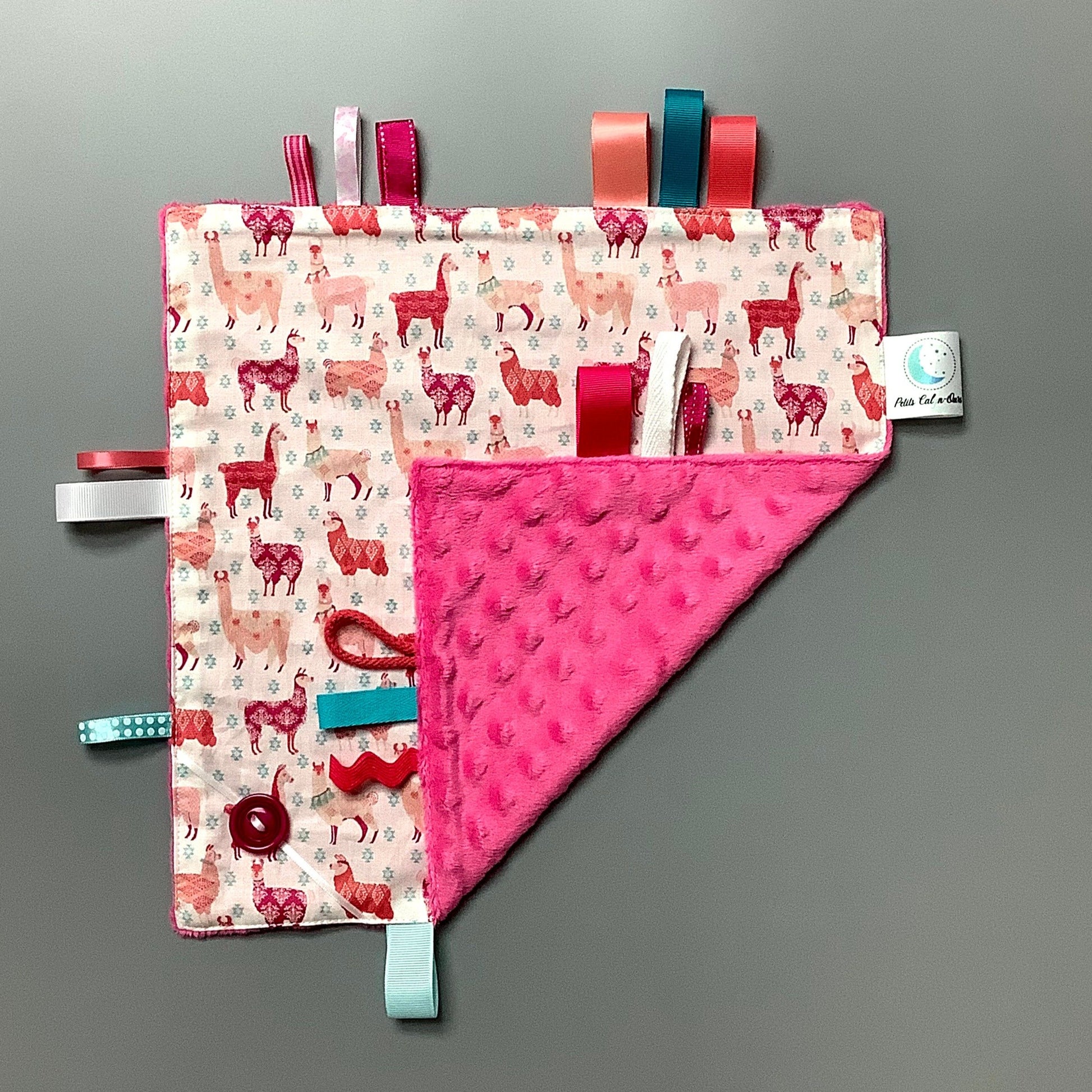 Doudou Calyn  pour les enfants   Fait en coton et avec du polars flanelle (notre tissu à doudou super doux), avec différents rubans.   Chaque doudou est fait au Québec et est unique.   Doudou : 12'' x 12''