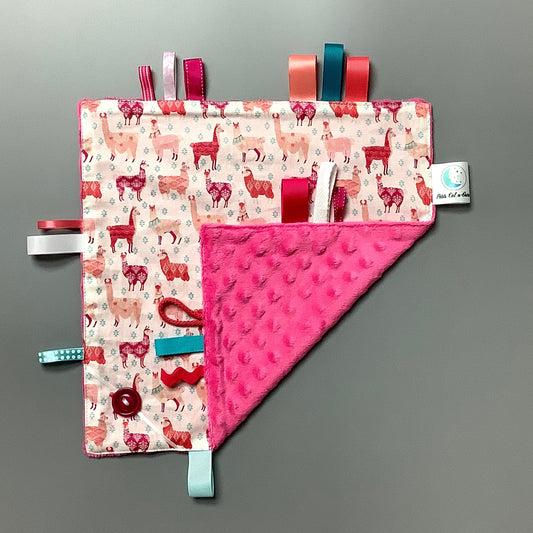 Doudou Calyn  pour les enfants   Fait en coton et avec du polars flanelle (notre tissu à doudou super doux), avec différents rubans.   Chaque doudou est fait au Québec et est unique.   Doudou : 12'' x 12''