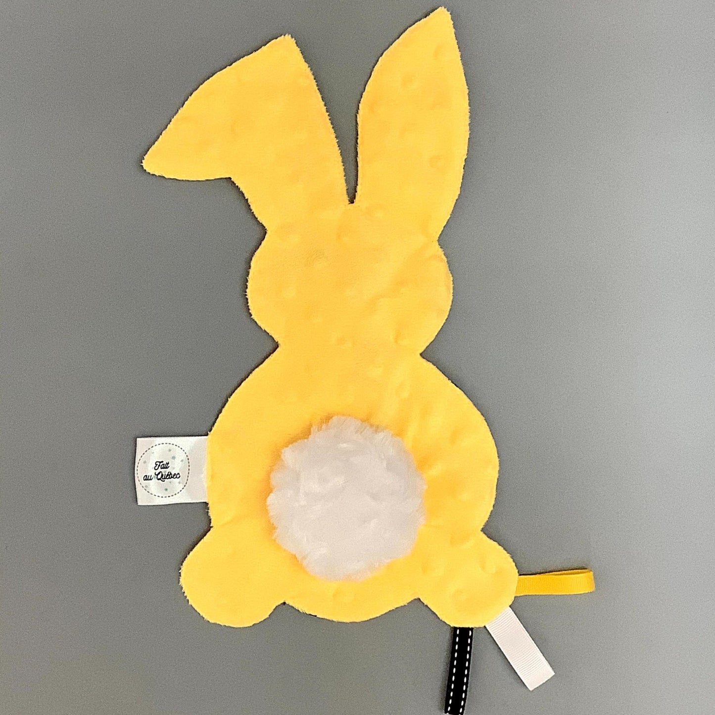 Doudou Calyn pour les enfants Fait en coton et avec du polars flanelle (notre tissu à doudou super doux), avec différents rubans. Chaque doudou est fait au Québec et est unique.