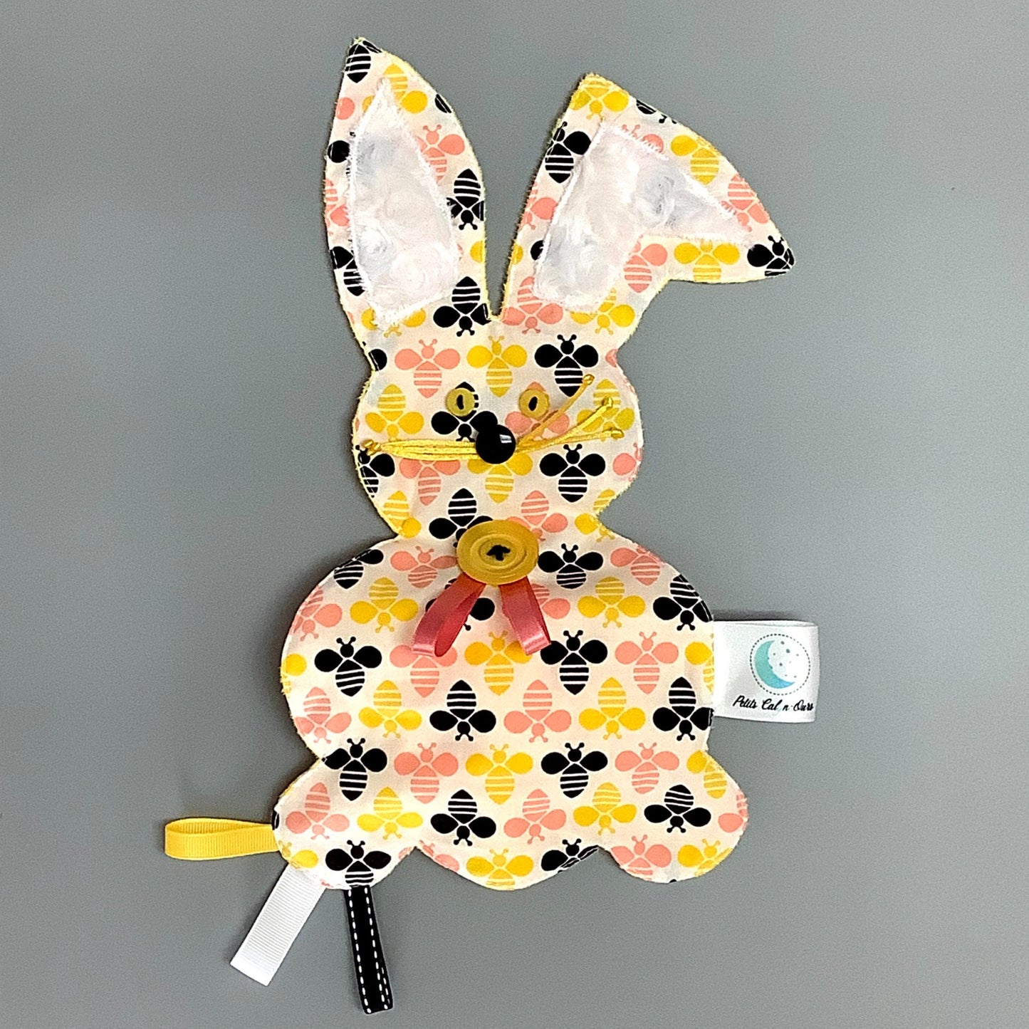 Doudou Calyn pour les enfants Fait en coton et avec du polars flanelle (notre tissu à doudou super doux), avec différents rubans. Chaque doudou est fait au Québec et est unique.