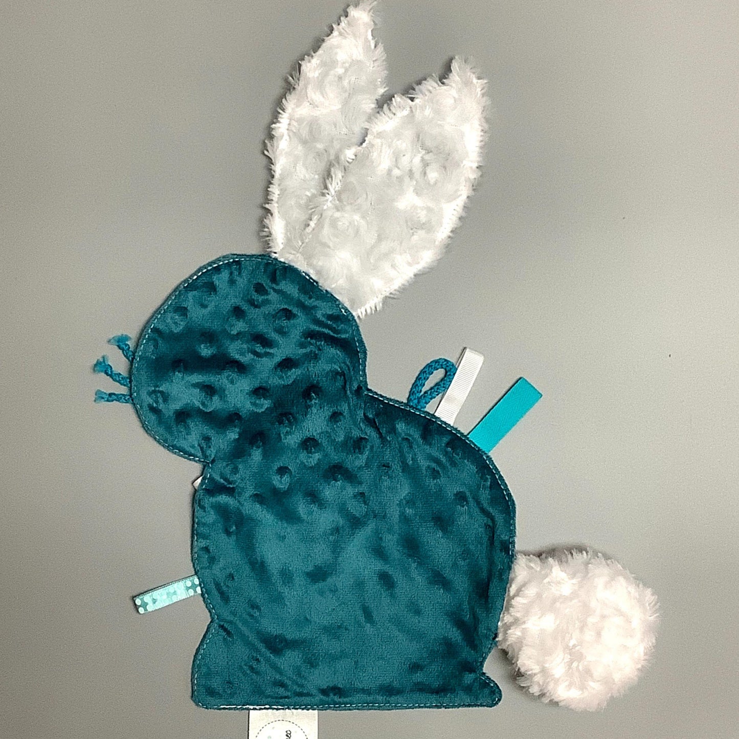 Doudou Calyn pour les enfants Fait en coton et avec du polars flanelle (notre tissu à doudou super doux), avec différents rubans. Chaque doudou est fait au Québec et est unique.