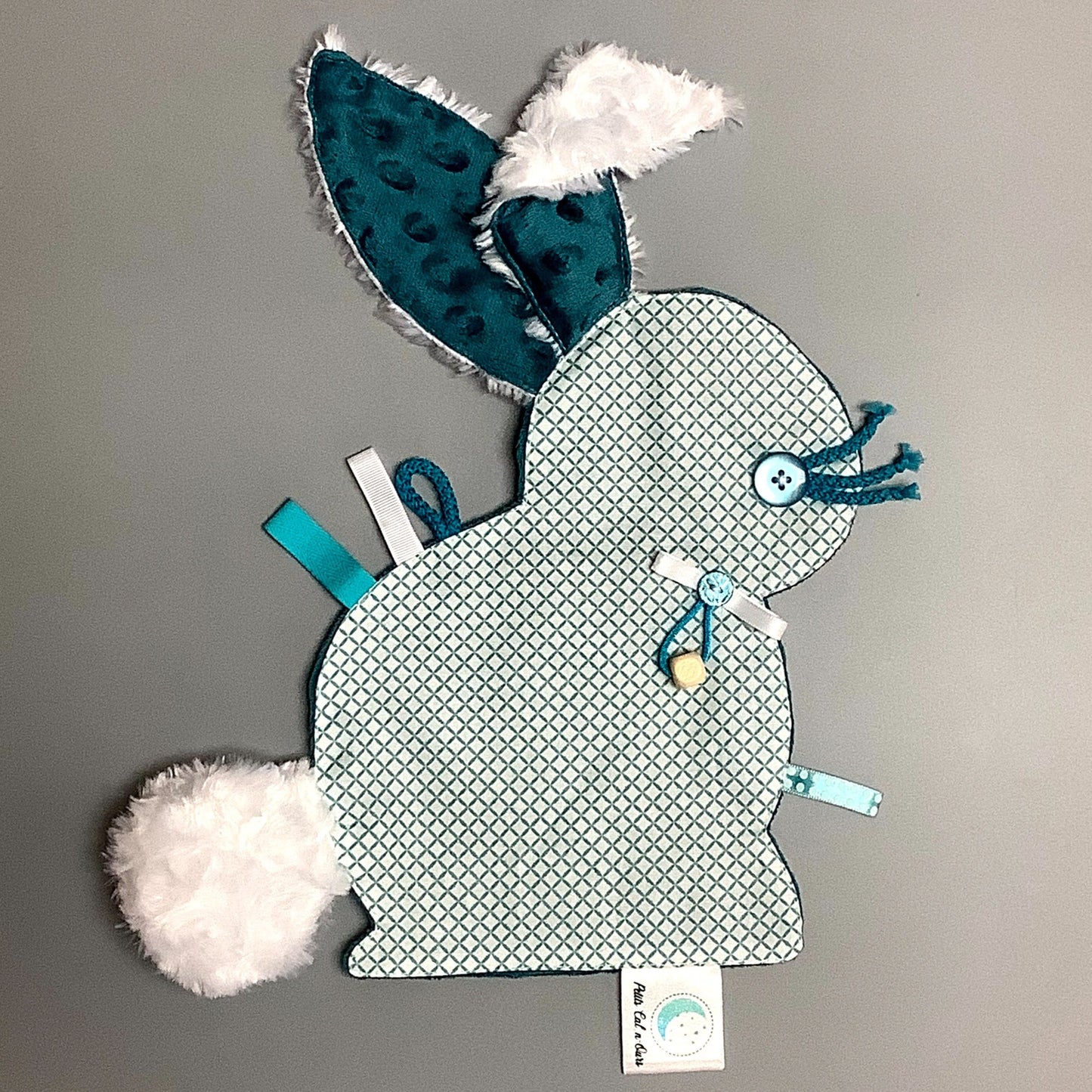 Doudou Calyn pour les enfants Fait en coton et avec du polars flanelle (notre tissu à doudou super doux), avec différents rubans. Chaque doudou est fait au Québec et est unique.