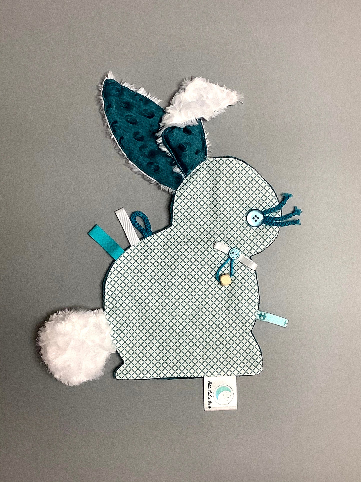 Doudou Calyn pour les enfants Fait en coton et avec du polars flanelle (notre tissu à doudou super doux), avec différents rubans. Chaque doudou est fait au Québec et est unique.