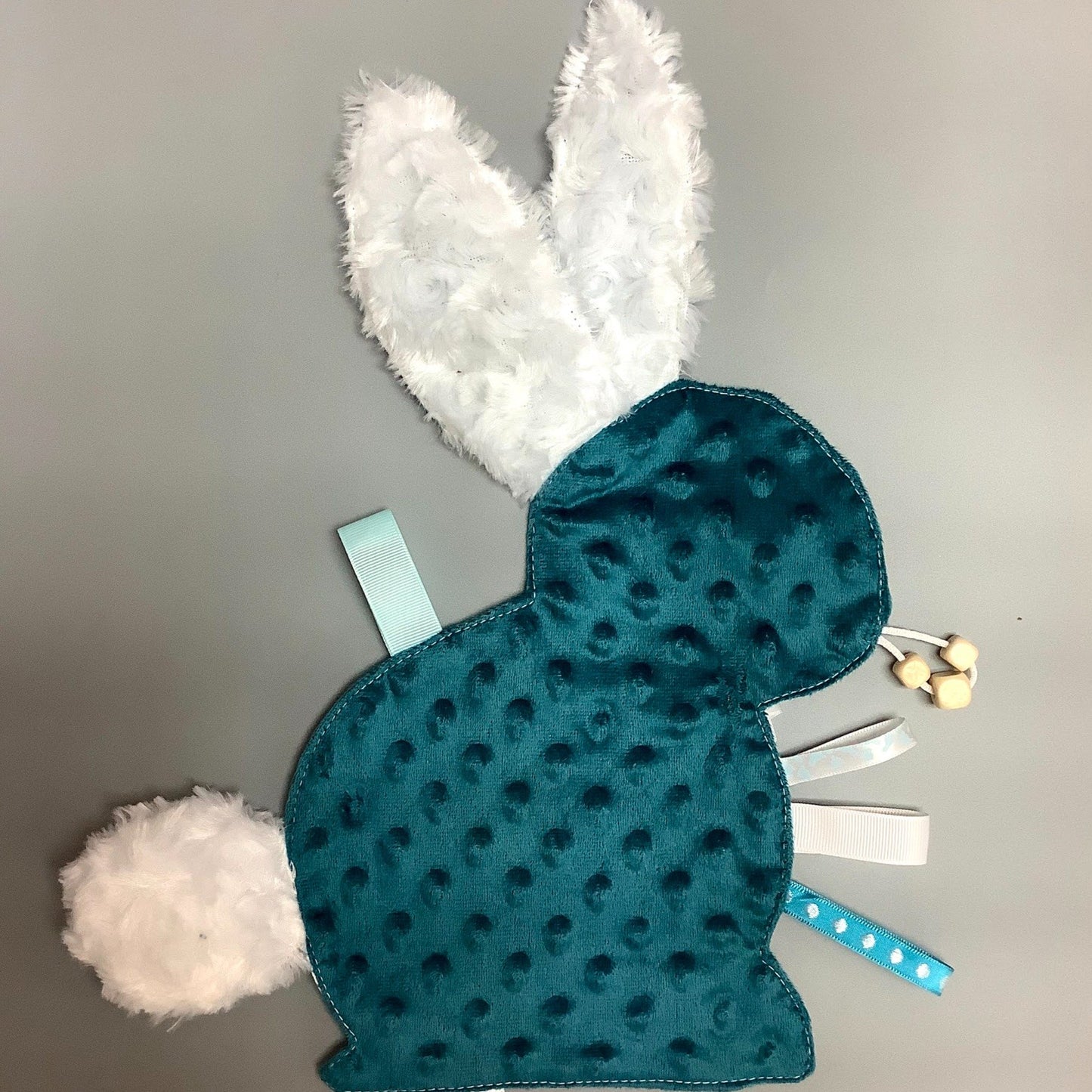 Doudou Calyn  pour les enfants   Fait en coton et avec du polars flanelle (notre tissu à doudou super doux), avec différents rubans.   Chaque doudou est fait au Québec et est unique.