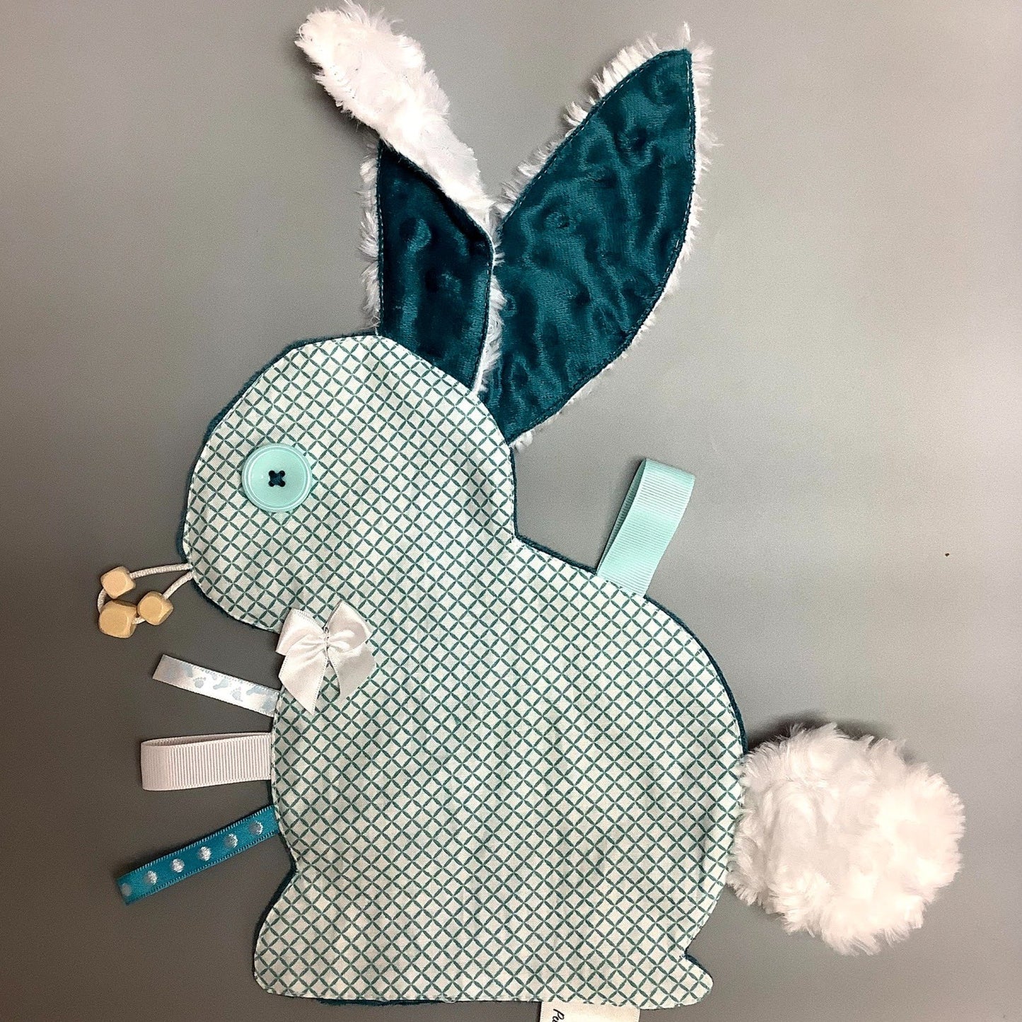Doudou Calyn  pour les enfants   Fait en coton et avec du polars flanelle (notre tissu à doudou super doux), avec différents rubans.   Chaque doudou est fait au Québec et est unique.