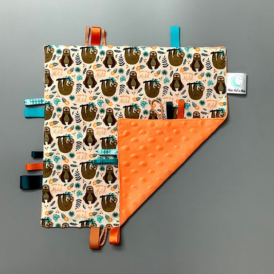 Doudou Calyn  pour les enfants   Fait en coton et avec du polars flanelle (notre tissu à doudou super doux), avec différents rubans.   Chaque doudou est fait au Québec et est unique.   Doudou : 12'' x 12''