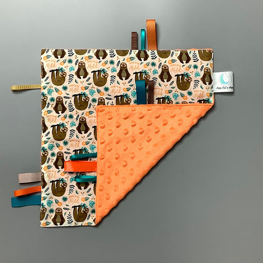 Doudou Calyn  pour les enfants   Fait en coton et avec du polars flanelle (notre tissu à doudou super doux), avec différents rubans.   Chaque doudou est fait au Québec et est unique.   Doudou : 12'' x 12''
