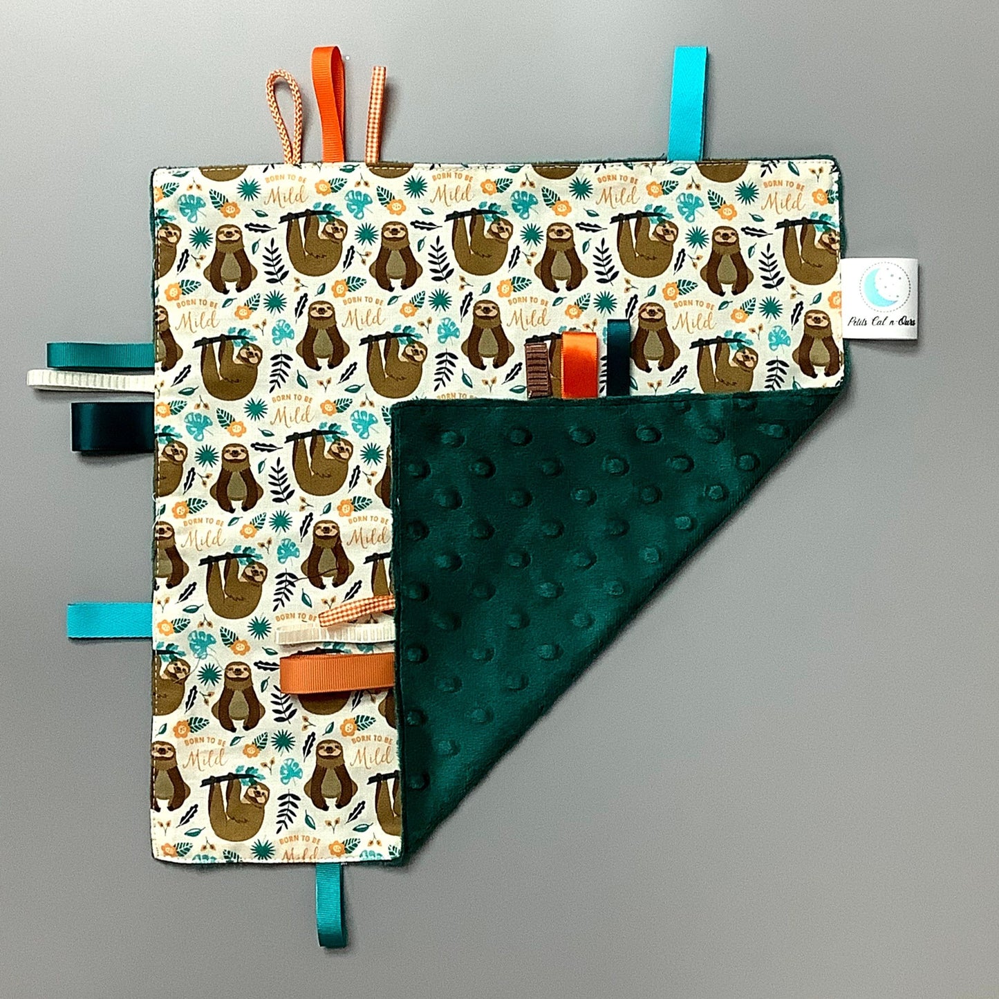 Doudou Calyn  pour les enfants   Fait en coton et avec du polars flanelle (notre tissu à doudou super doux), avec différents rubans.   Chaque doudou est fait au Québec et est unique.   Doudou : 12'' x 12''