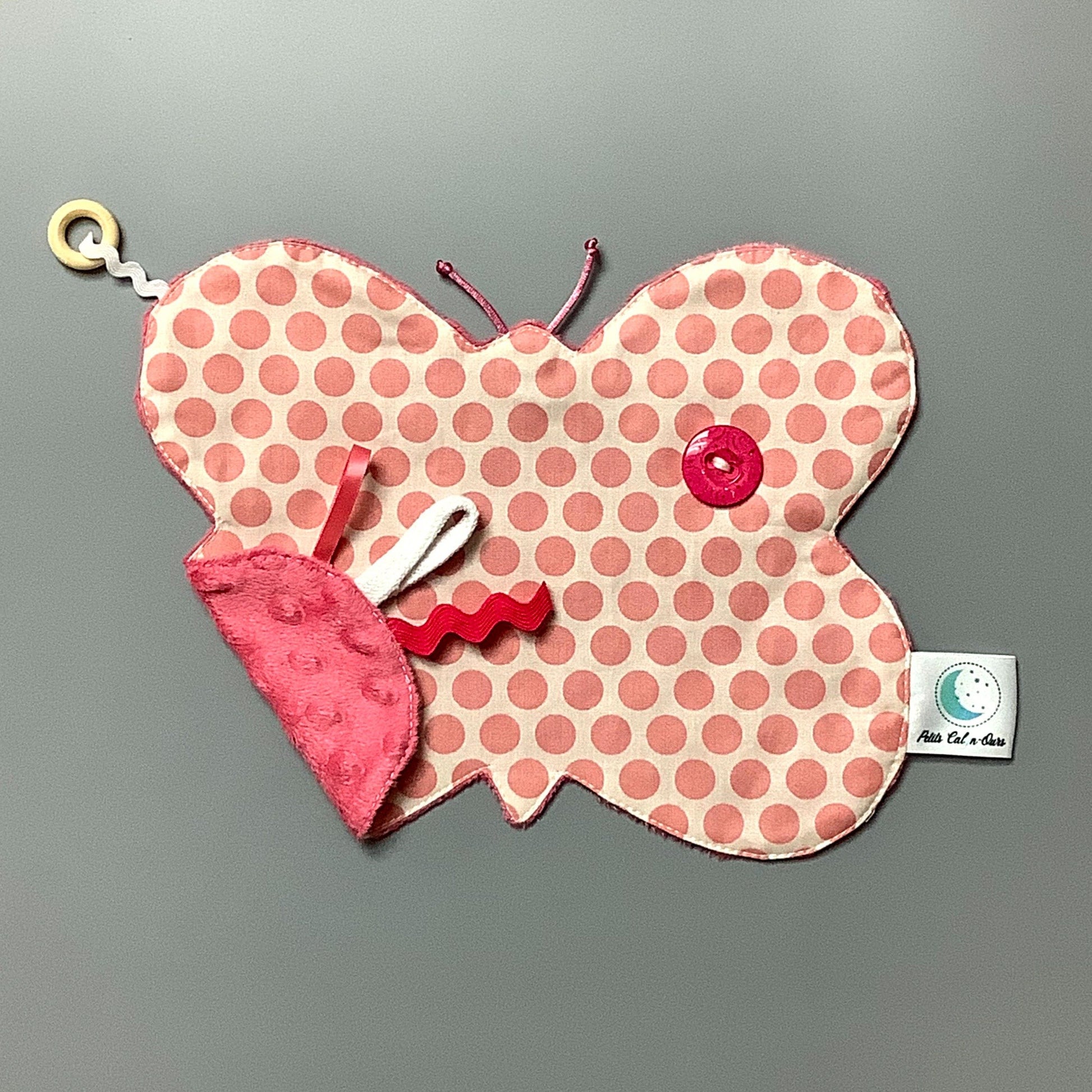 Doudou Calyn  pour les enfants   Fait en coton et avec du polars flanelle (notre tissu à doudou super doux), avec différents rubans.   Chaque doudou est fait au Québec et est unique.