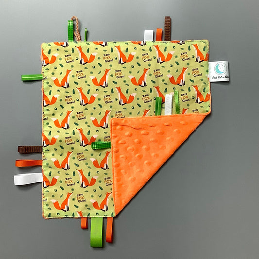 Doudou Calyn  pour les enfants   Fait en coton et avec du polars flanelle (notre tissu à doudou super doux), avec différents rubans.   Chaque doudou est fait au Québec et est unique.   Doudou : 12'' x 12''