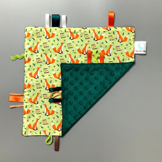 Doudou Calyn  pour les enfants   Fait en coton et avec du polars flanelle (notre tissu à doudou super doux), avec différents rubans.   Chaque doudou est fait au Québec et est unique.   Doudou : 12'' x 12''