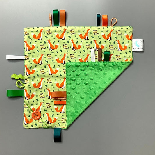 Doudou Calyn  pour les enfants   Fait en coton et avec du polars flanelle (notre tissu à doudou super doux), avec différents rubans.   Chaque doudou est fait au Québec et est unique.   Doudou : 12'' x 12''