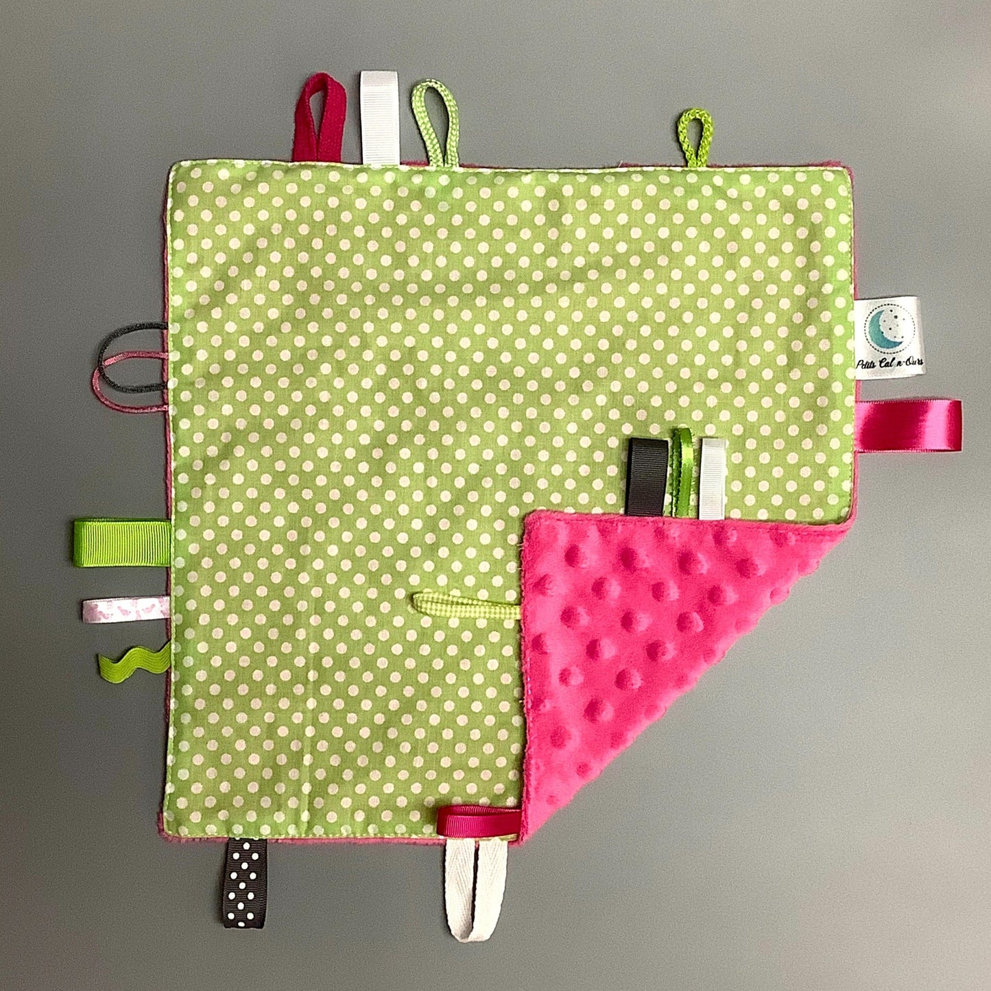 Doudou Calyn pour les enfants Fait en coton et avec du polars flanelle (notre tissu à doudou super doux), avec différents rubans. Chaque doudou est fait au Québec et est unique. Doudou : 12'' x 12''