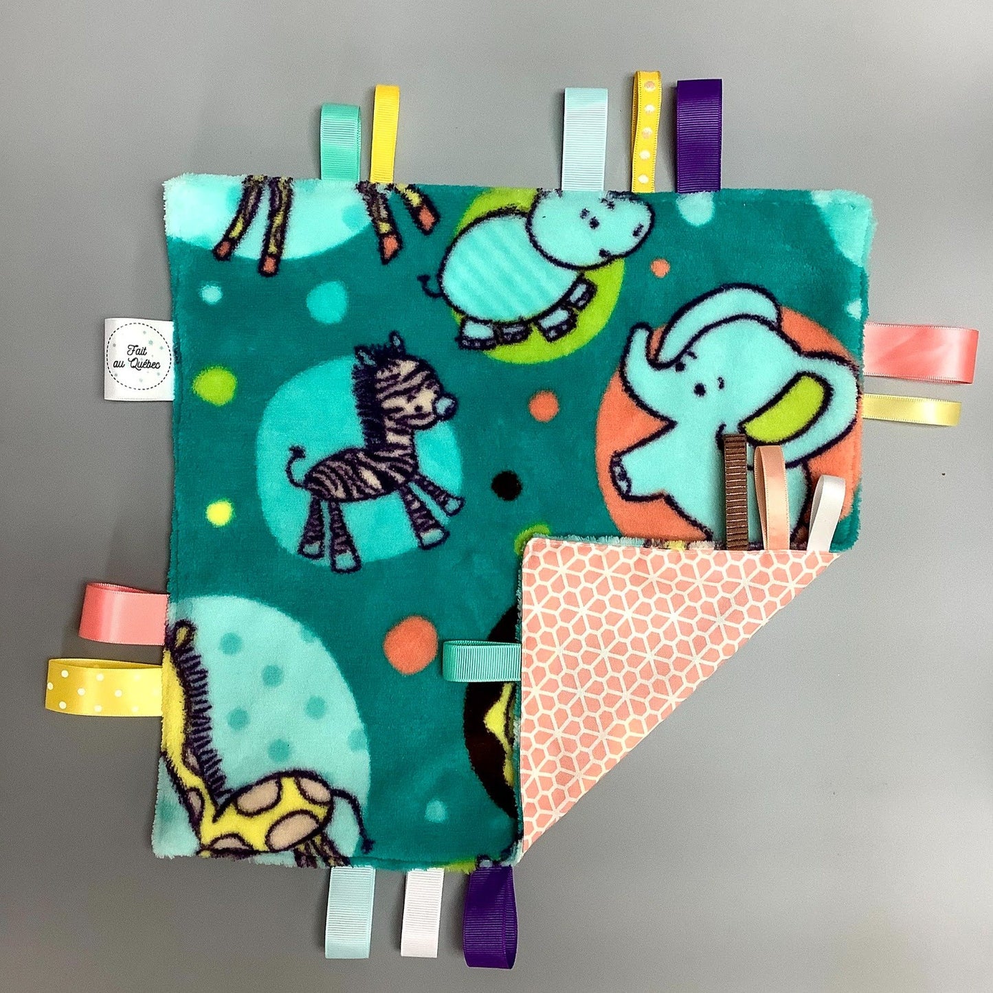 Doudou Calyn pour les enfants Fait en coton et avec du polars flanelle (notre tissu à doudou super doux), avec différents rubans. Chaque doudou est fait au Québec et est unique. Doudou : 12'' x 12''