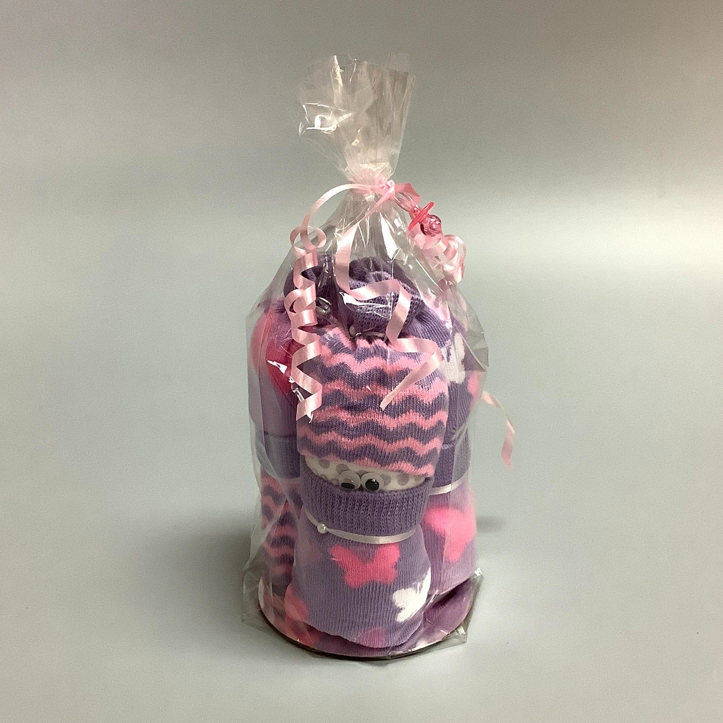 Minions de couche parfait pour donner à un shower de bébé. Contient : - 3 couches (#2) - 3 paires de bas Ce produit est unique et fait ici au Québec