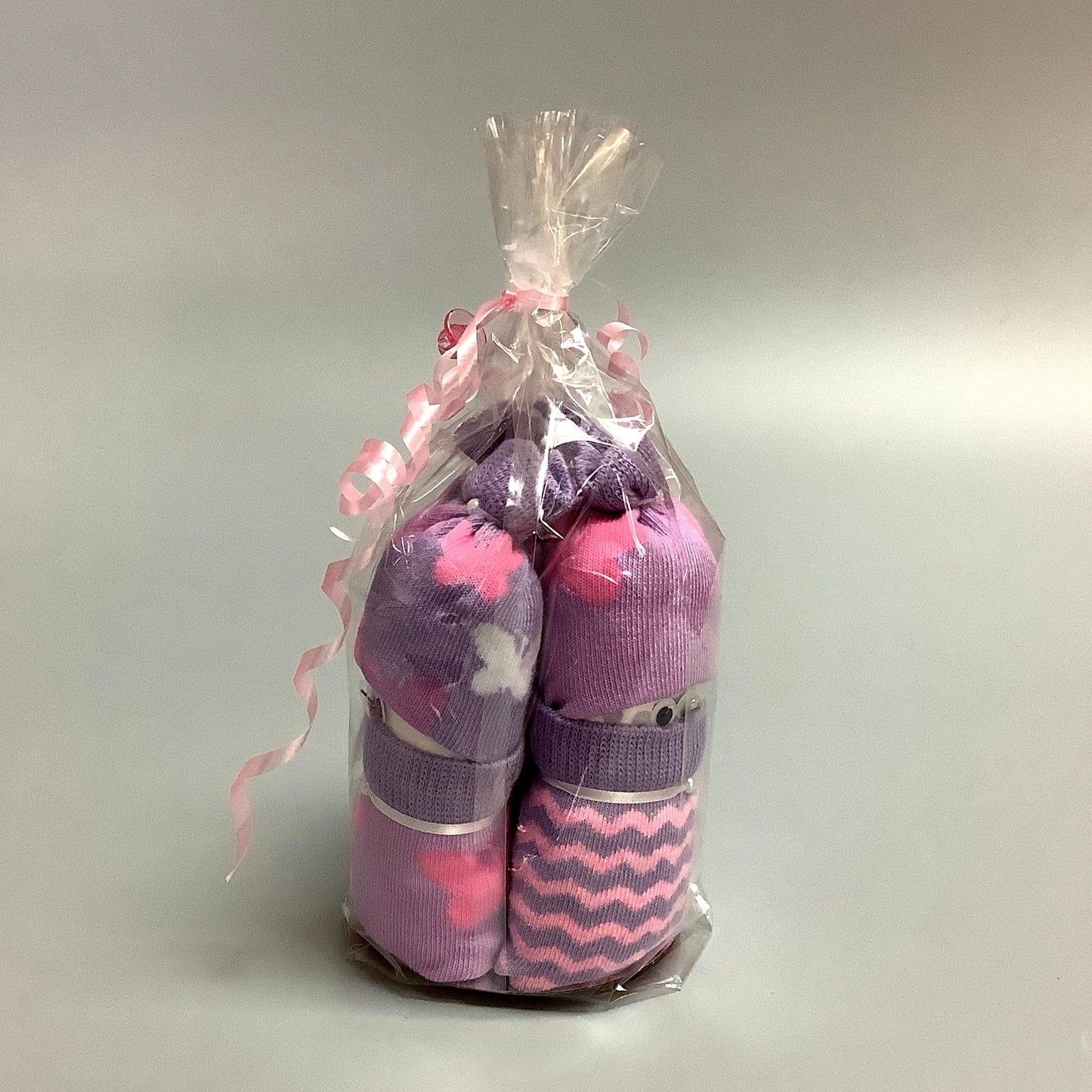 Minions de couche parfait pour donner à un shower de bébé. Contient : - 3 couches (#2) - 3 paires de bas Ce produit est unique et fait ici au Québec
