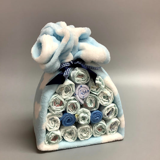 Ce panier contient :  - 15 couches (#2)  - 3 débarbouillettes (8'' x 8'')    - 1 doudou en polars (54'' x 30'')   Ce produit est unique et fait ici au Québec,