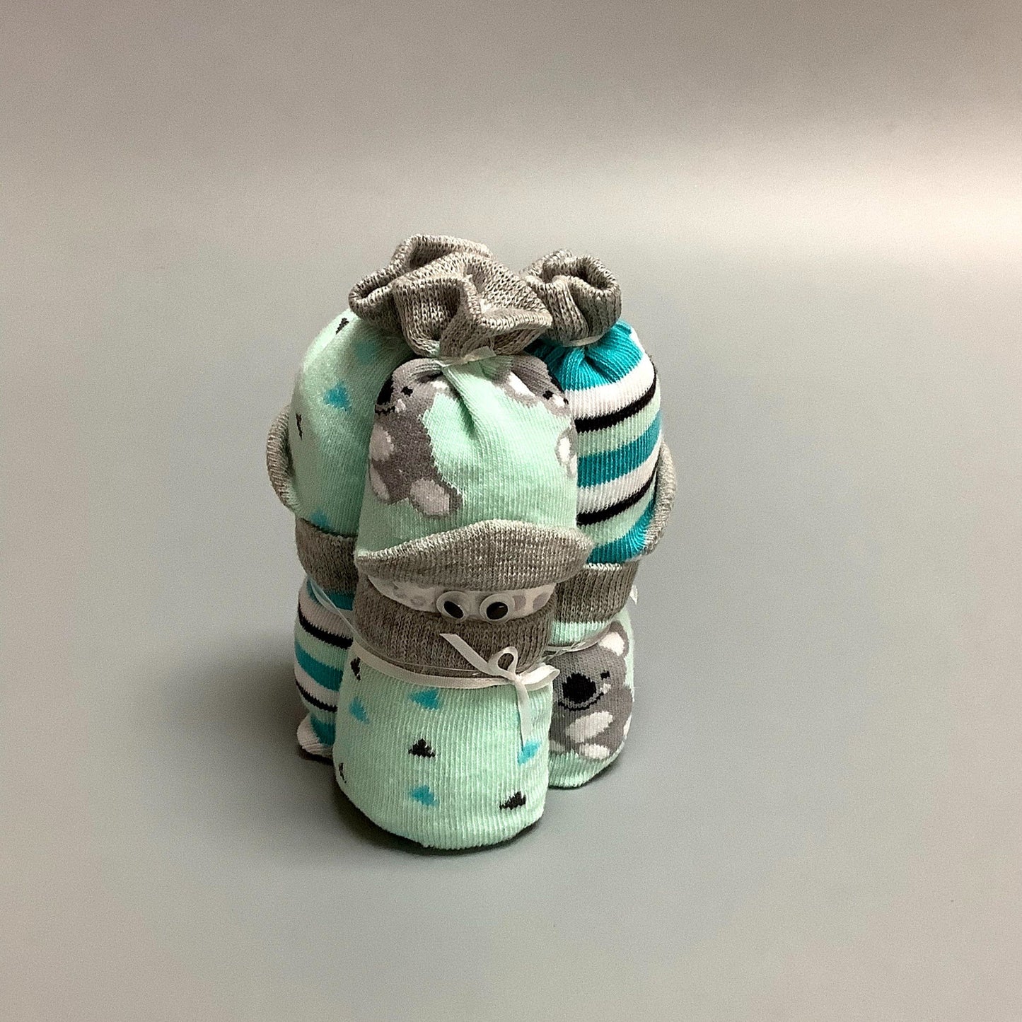 Minions de couche parfait pour donner à un shower de bébé. Contient : - 3 couches (#2) - 3 paires de bas Ce produit est unique et fait ici au Québec
