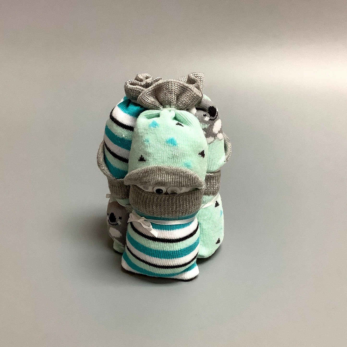 Minions de couche parfait pour donner à un shower de bébé. Contient : - 3 couches (#2) - 3 paires de bas Ce produit est unique et fait ici au Québec