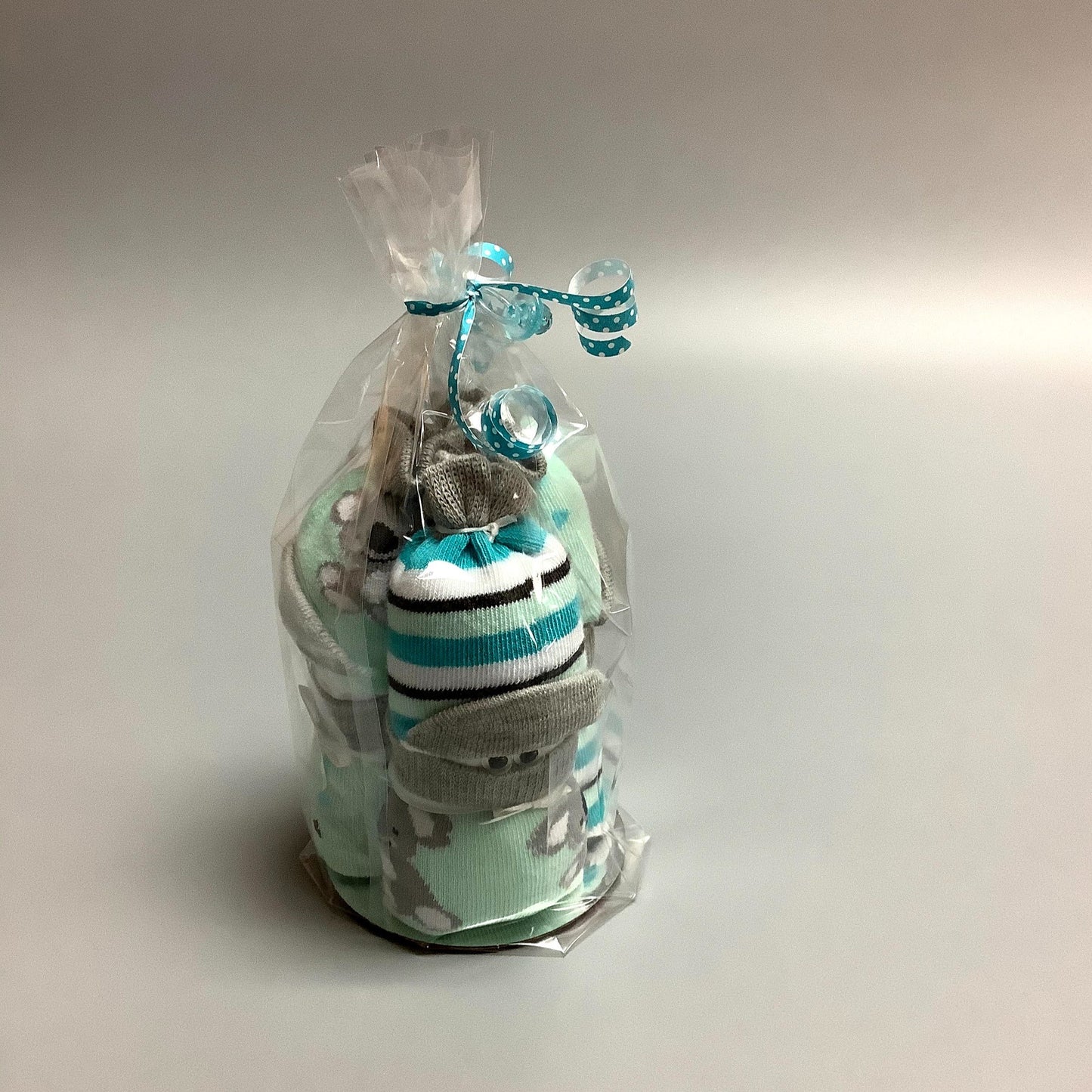 Minions de couche parfait pour donner à un shower de bébé. Contient : - 3 couches (#2) - 3 paires de bas Ce produit est unique et fait ici au Québec