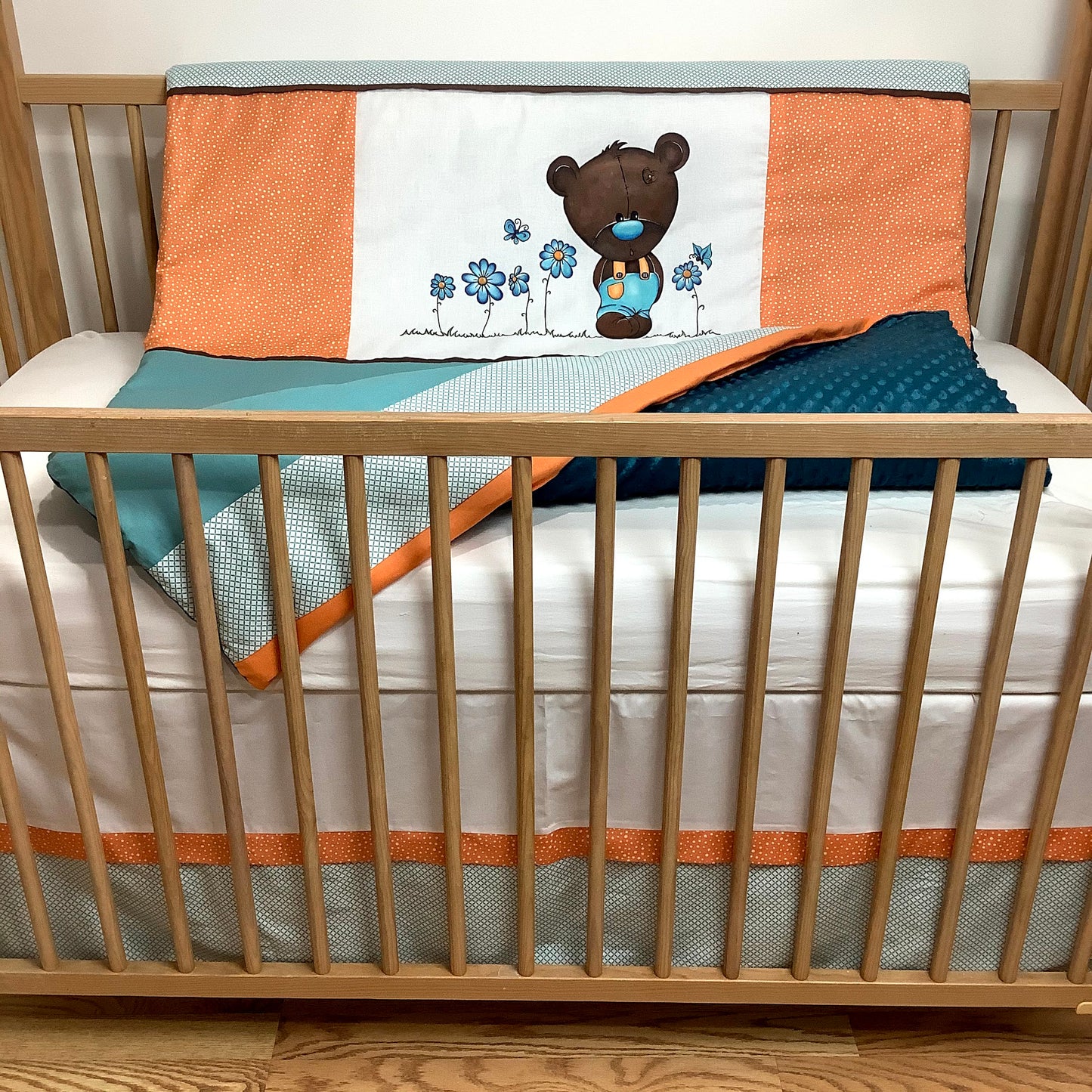 Un joli ensemble 3 morceaux pour le berceau de bébé. Avec de belles couleurs vives, cet ensemble en coton sur le dessus et en Minky en dessous. L'ensemble comprend la douillette, le drap contour et la jupe de lit assortie. Ce modèle est unique, l'ourson et les fleurs au centre a été peint à la main par notre couturière. Chaque morceau est fait au Québec et est unique