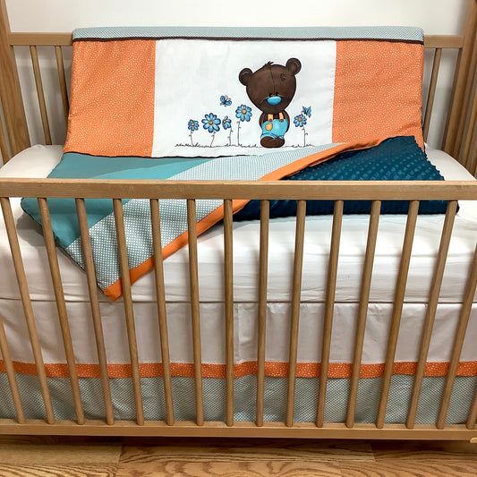 Un joli ensemble 3 morceaux pour le berceau de bébé. Avec de belles couleurs vives, cet ensemble en coton sur le dessus et en Minky en dessous. L'ensemble comprend la douillette, le drap contour et la jupe de lit assortie.   Ce modèle est unique, l'ourson et les fleurs au centre a été peint à la main par notre couturière.   Chaque morceau est fait au Québec et est unique