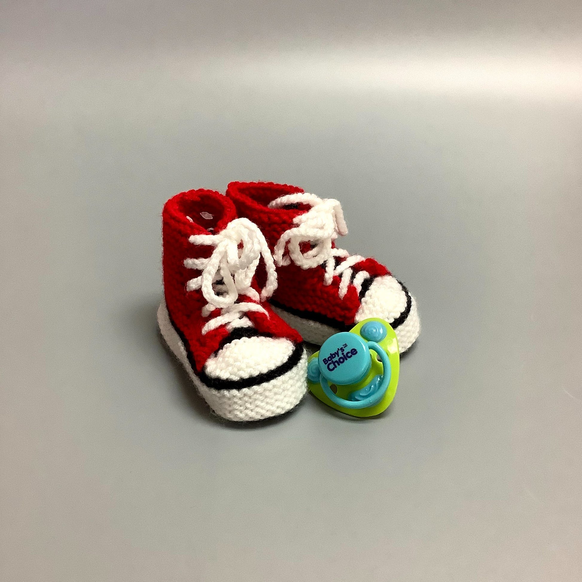 Pantoufles pour bébé tricotées à la main ici à Victoriaville.