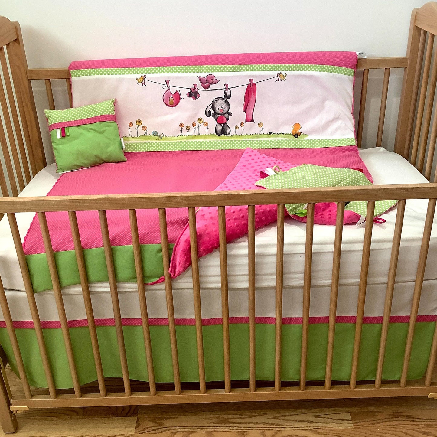 Un joli ensemble 3 morceaux pour le berceau de bébé. Avec de belles couleurs vives, cet ensemble en coton sur le dessus et en Minky en dessous. L'ensemble comprend la douillette, le drap contour et la jupe de lit assortie. Ce modèle est unique, le lapin au centre a été peint à la main par notre couturière. Chaque morceau est fait au Québec et est unique.