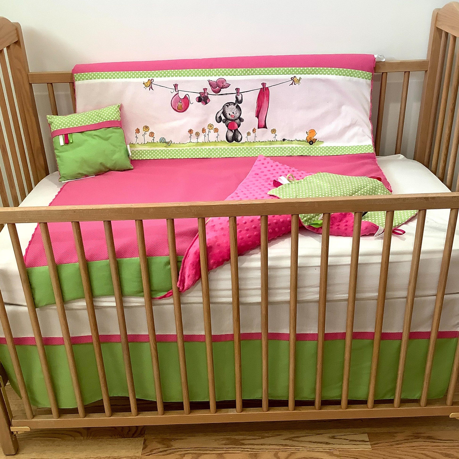 Un joli ensemble 3 morceaux pour le berceau de bébé. Avec de belles couleurs vives, cet ensemble en coton sur le dessus et en Minky en dessous. L'ensemble comprend la douillette, le drap contour et la jupe de lit assortie.   Ce modèle est unique, le lapin au centre a été peint à la main par notre couturière.   Chaque morceau est fait au Québec et est unique.