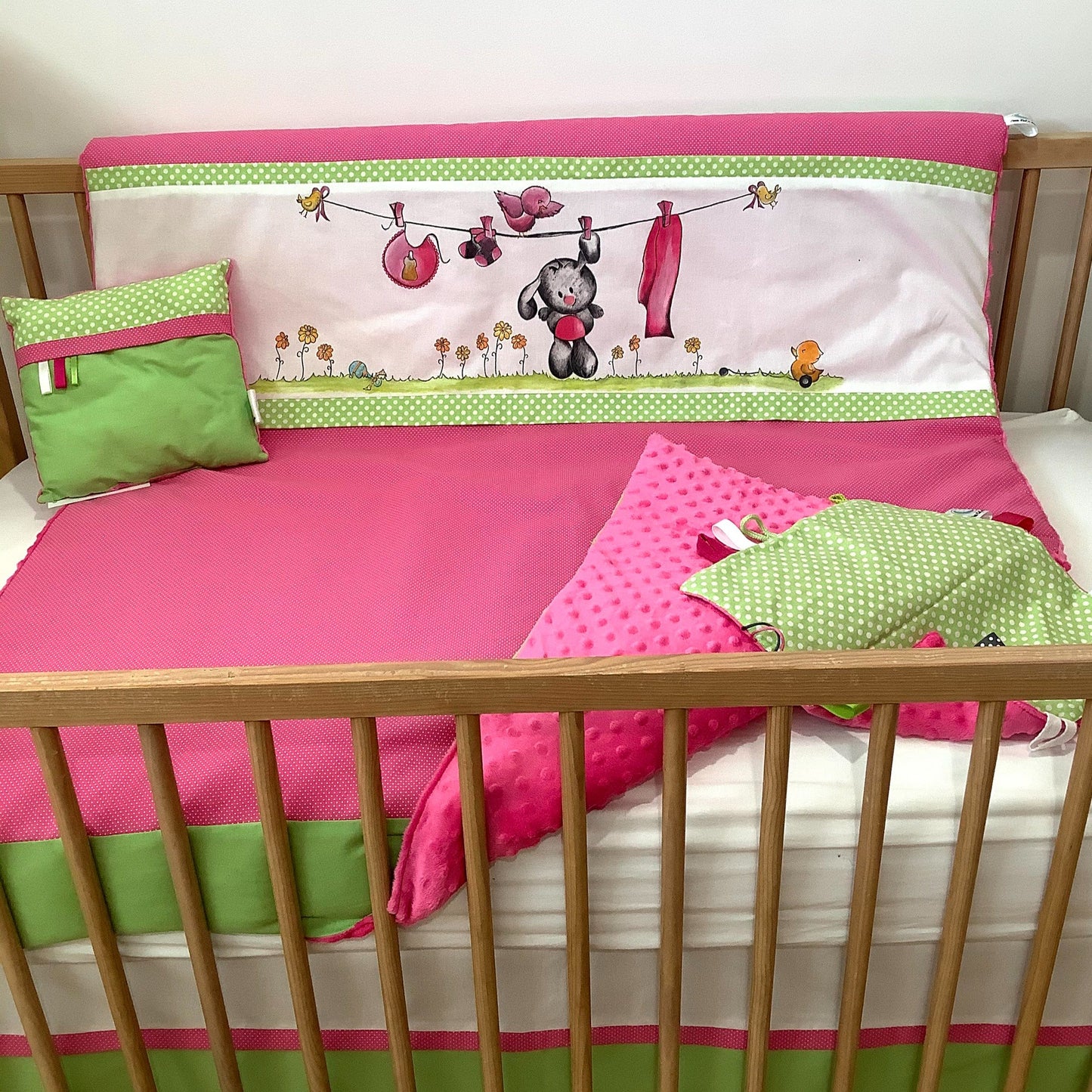 Un joli ensemble 3 morceaux pour le berceau de bébé. Avec de belles couleurs vives, cet ensemble en coton sur le dessus et en Minky en dessous. L'ensemble comprend la douillette, le drap contour et la jupe de lit assortie. Ce modèle est unique, le lapin au centre a été peint à la main par notre couturière. Chaque morceau est fait au Québec et est unique.