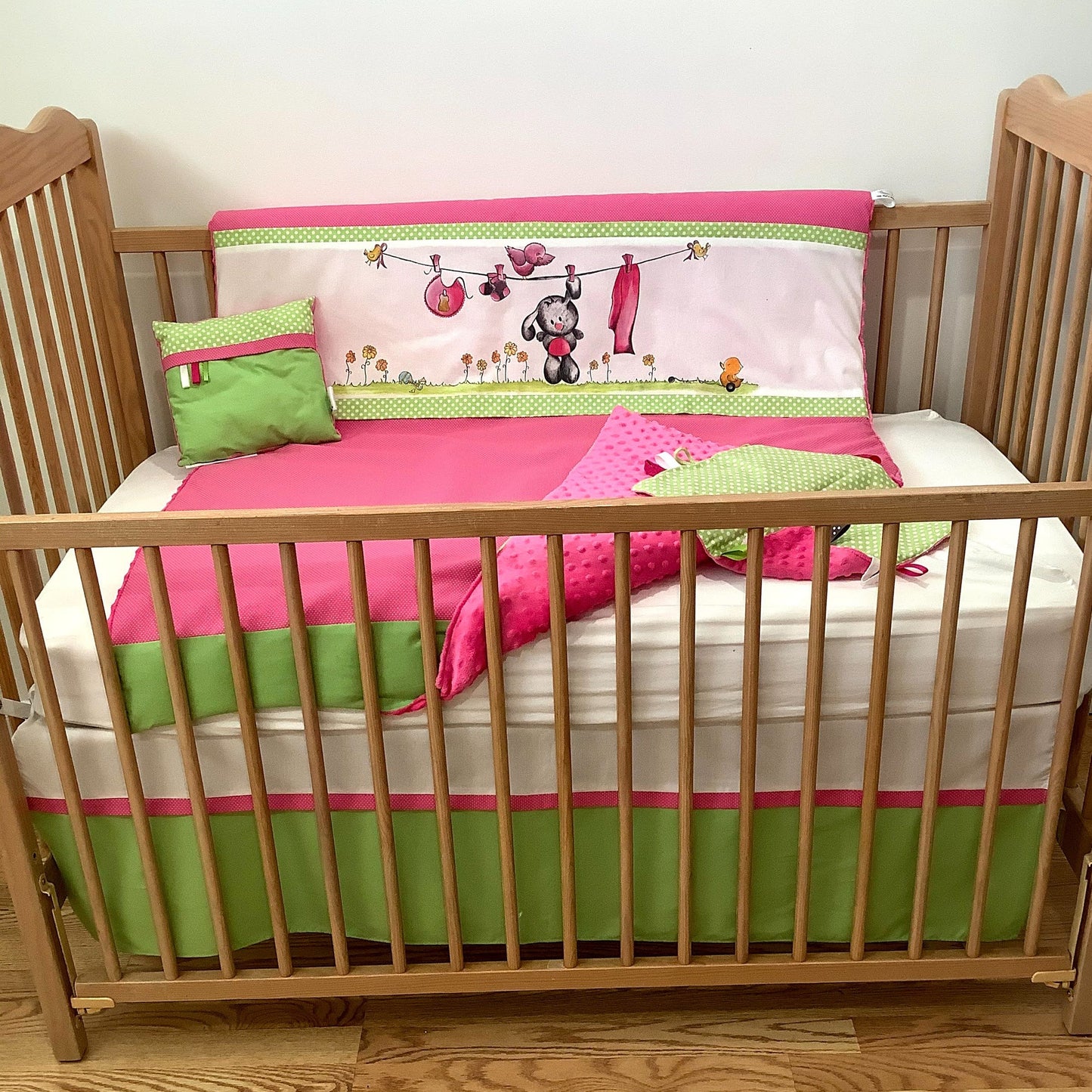 Un joli ensemble 3 morceaux pour le berceau de bébé. Avec de belles couleurs vives, cet ensemble en coton sur le dessus et en Minky en dessous. L'ensemble comprend la douillette, le drap contour et la jupe de lit assortie. Ce modèle est unique, le lapin au centre a été peint à la main par notre couturière. Chaque morceau est fait au Québec et est unique.