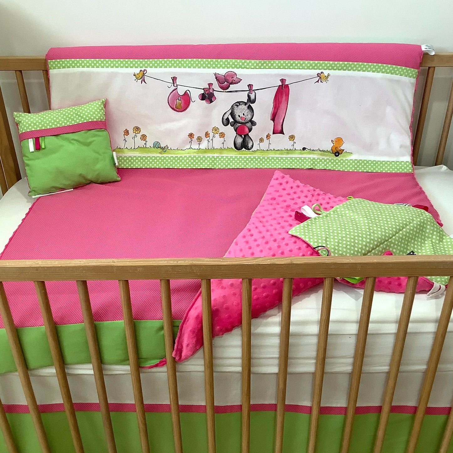 Un joli ensemble 3 morceaux pour le berceau de bébé. Avec de belles couleurs vives, cet ensemble en coton sur le dessus et en Minky en dessous. L'ensemble comprend la douillette, le drap contour et la jupe de lit assortie. Ce modèle est unique, le lapin au centre a été peint à la main par notre couturière. Chaque morceau est fait au Québec et est unique.
