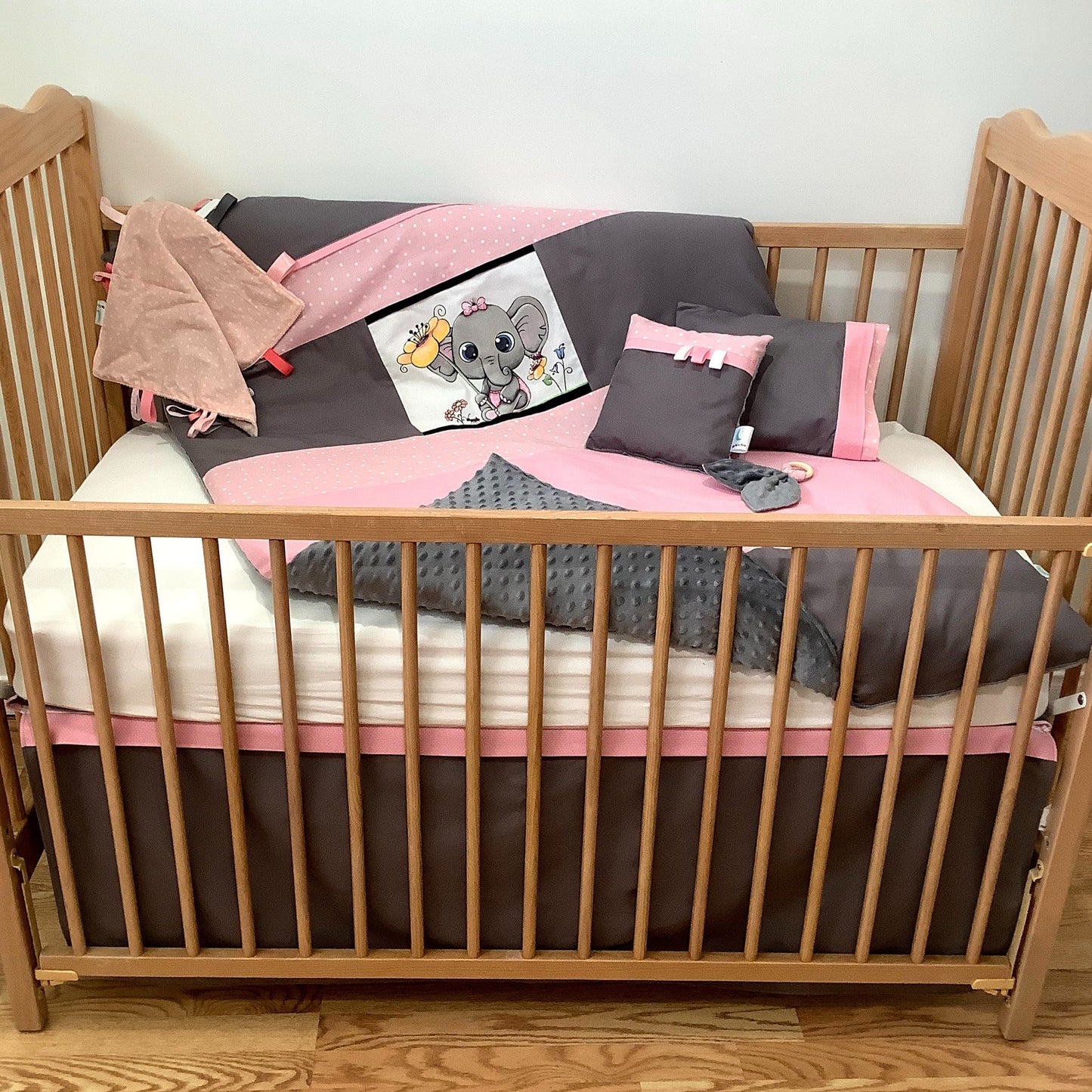 Un joli ensemble 3 morceaux pour le berceau de bébé. Avec de belles couleurs vives, cet ensemble en coton sur le dessus et en Minky en dessous. L'ensemble comprend la douillette, le drap contour et la jupe de lit assortie.   Ce modèle est unique, l'éléphant au centre a été peint à la main par notre couturière.   Chaque morceau est fait au Québec et est unique.