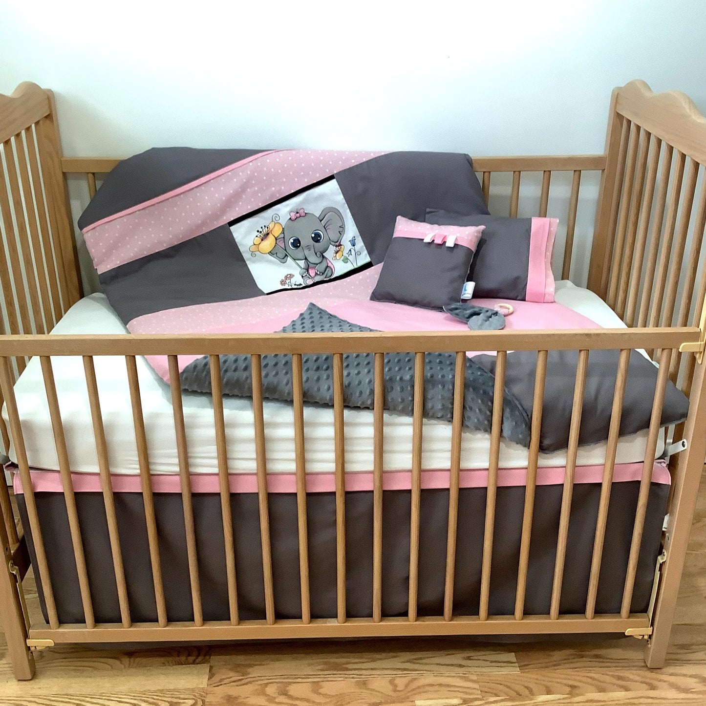 Un joli ensemble 3 morceaux pour le berceau de bébé. Avec de belles couleurs vives, cet ensemble en coton sur le dessus et en Minky en dessous. L'ensemble comprend la douillette, le drap contour et la jupe de lit assortie.   Ce modèle est unique, l'éléphant au centre a été peint à la main par notre couturière.   Chaque morceau est fait au Québec et est unique.