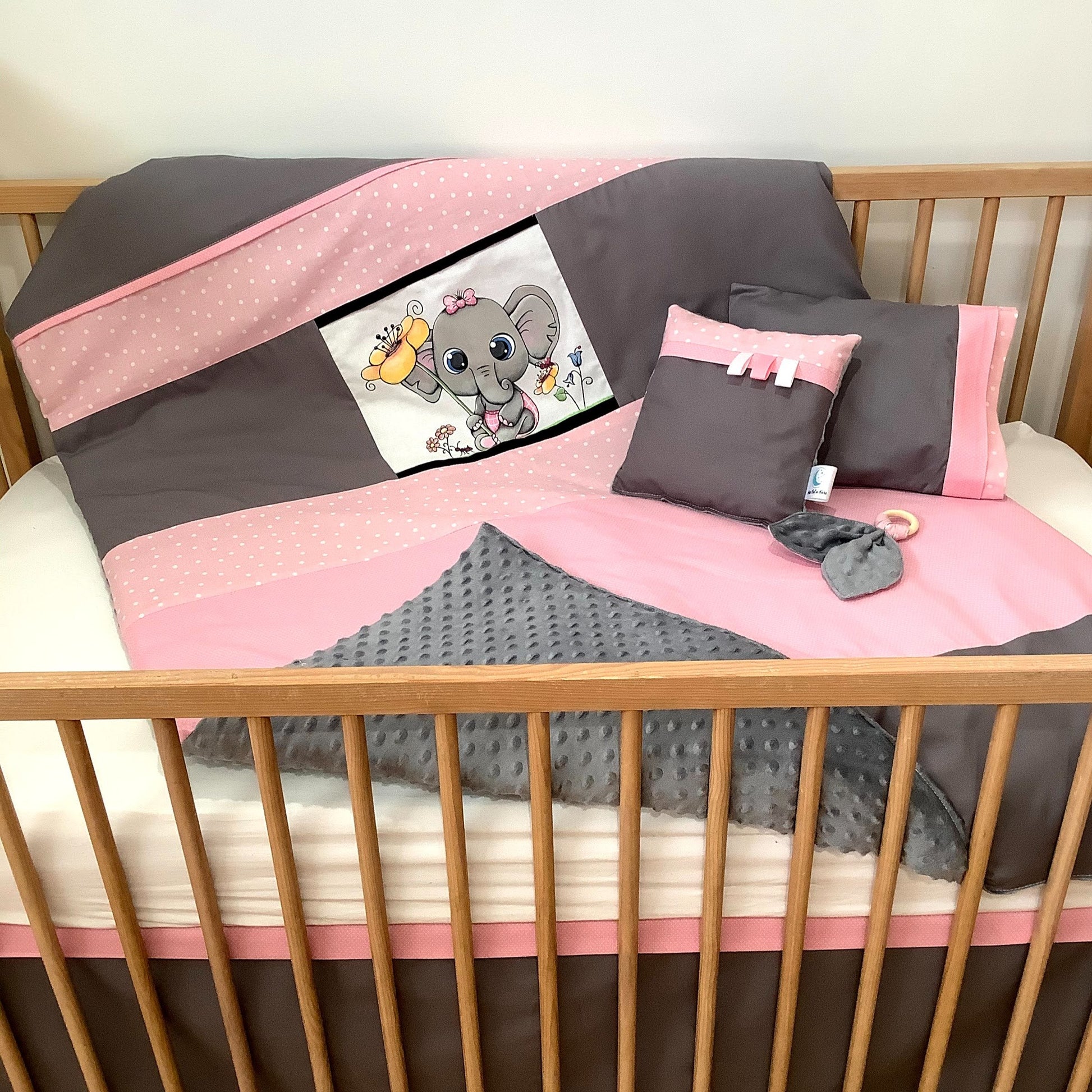 Un joli ensemble 3 morceaux pour le berceau de bébé. Avec de belles couleurs vives, cet ensemble en coton sur le dessus et en Minky en dessous. L'ensemble comprend la douillette, le drap contour et la jupe de lit assortie.   Ce modèle est unique, l'éléphant au centre a été peint à la main par notre couturière.   Chaque morceau est fait au Québec et est unique.