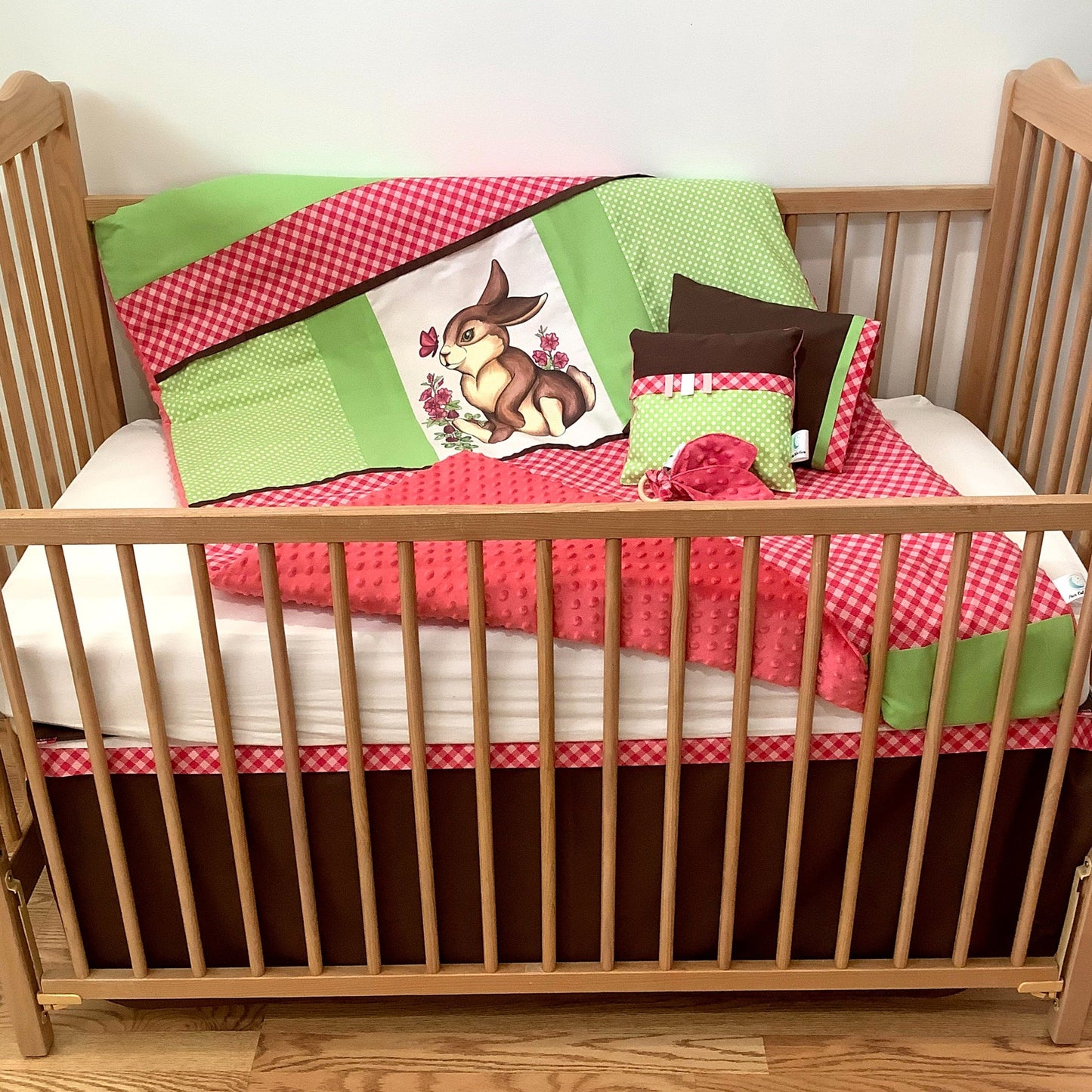 Un joli ensemble 3 morceaux pour le berceau de bébé. Avec de belles couleurs vives, cet ensemble en coton sur le dessus et en Minky en dessous. L'ensemble comprend la douillette, le drap contour et la jupe de lit assortie.